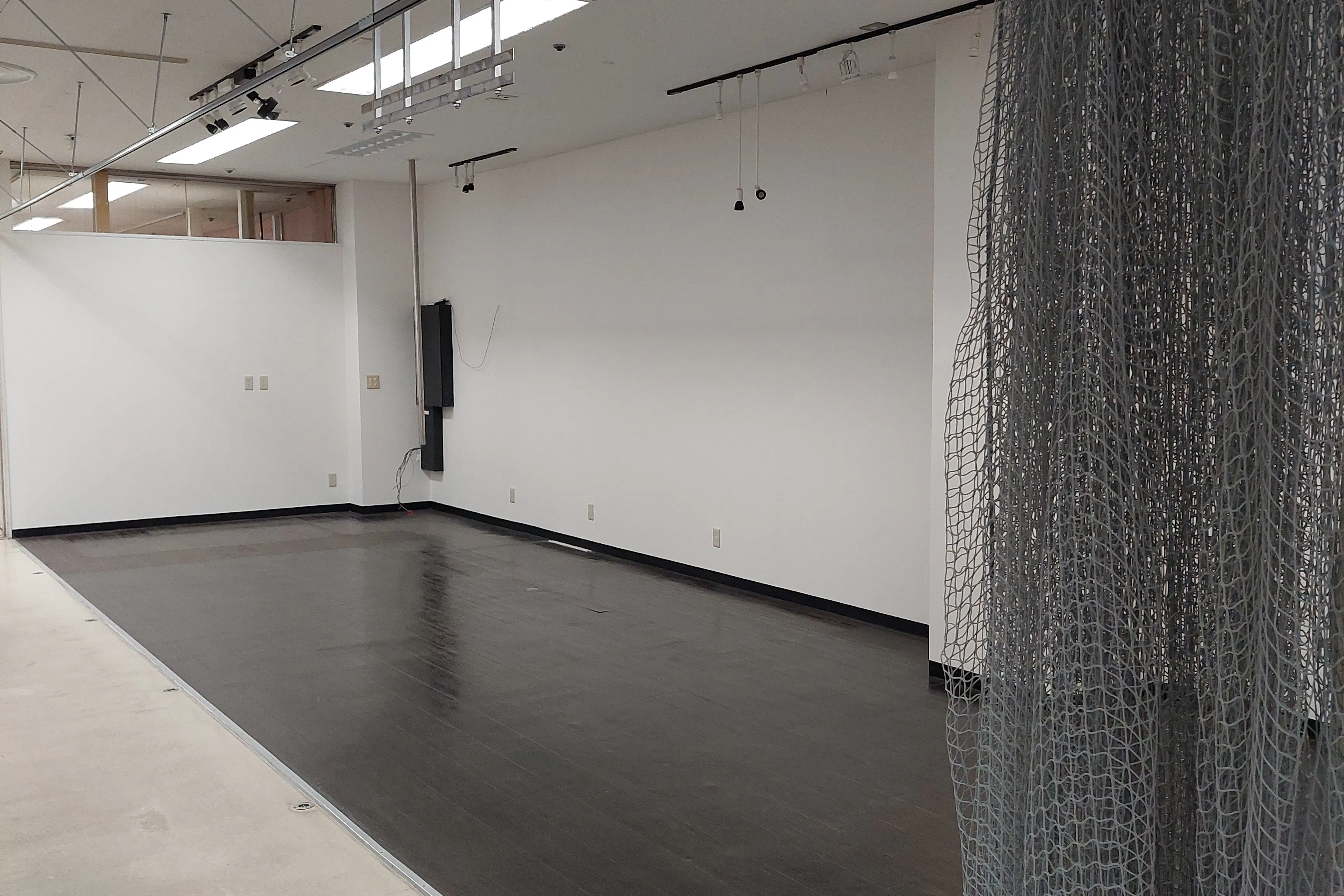 【メガセンタートライアル宇都宮店】販促プロモーションやポップアップストアに適した視認性の高い1階レジアウト付近のイベントスペース(半面貸しB:左側)【買取催事不可】