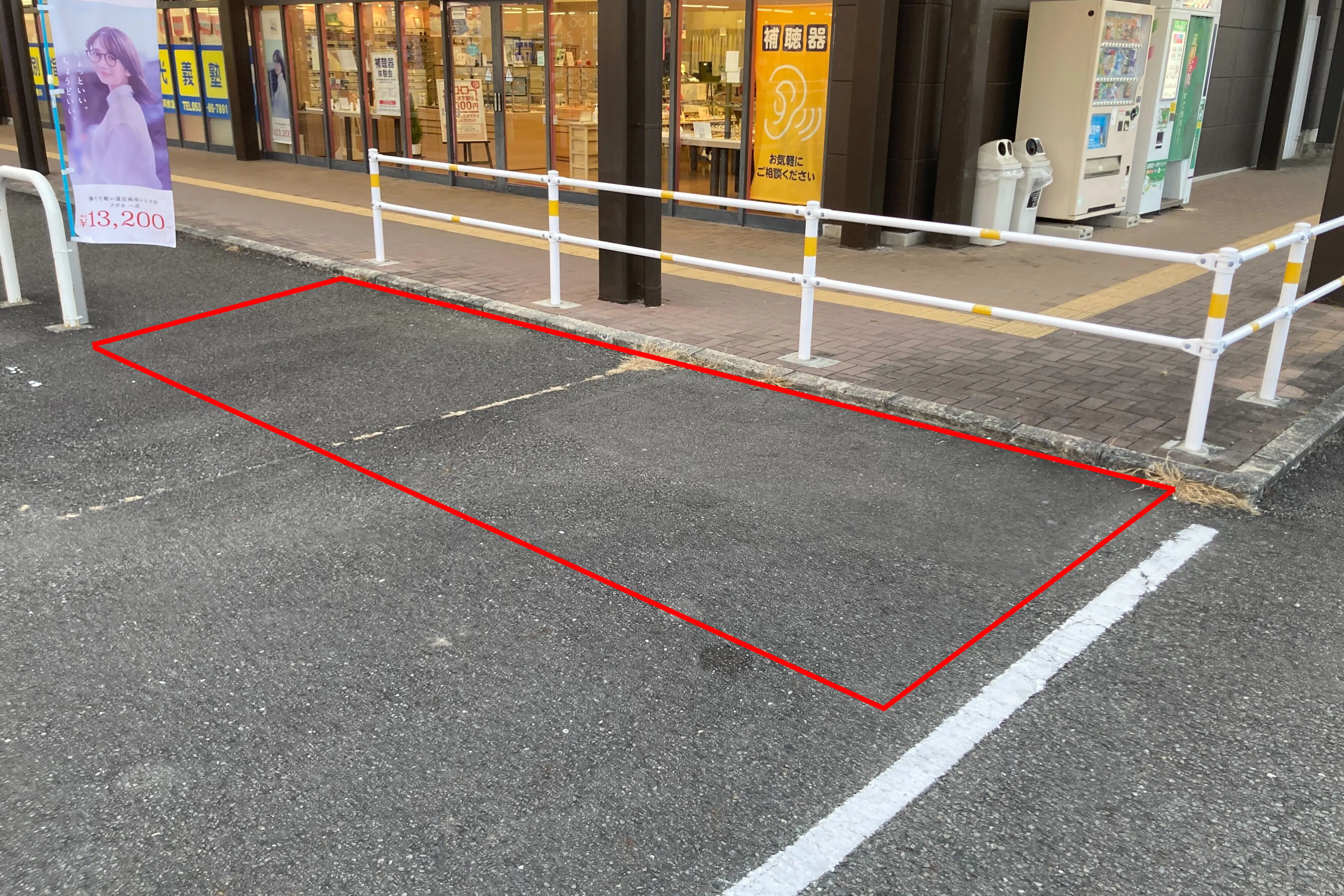 【イオンタウン浜岡】キッチンカー等の移動販売に最適な服飾雑貨テナント付近にある視認性の高いイベントスペース