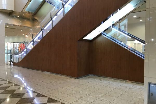 【ワールドビジネスガーデン】食物販に最適な超高層オフィスビルの飲食店街エリアの小規模スペース(マリブダイニング1階)