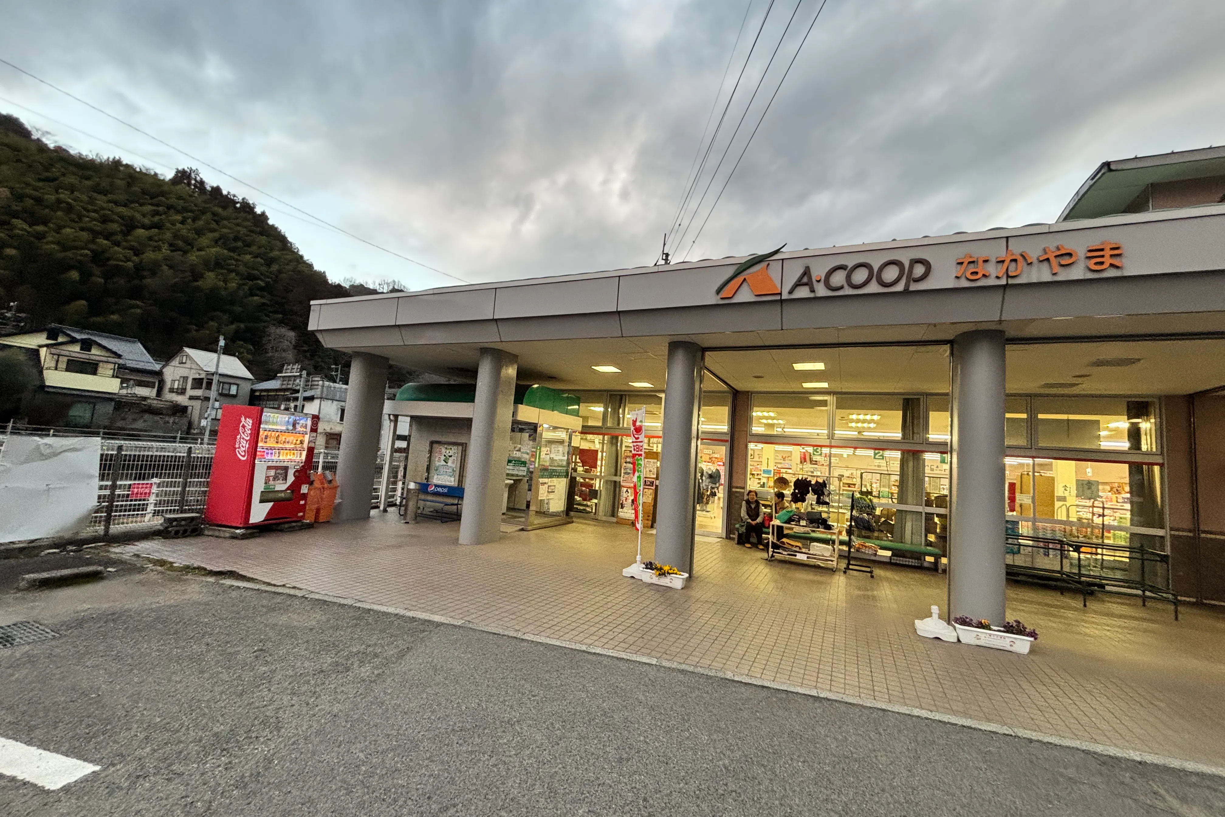 【Aコープなかやま店】食物販や販促イベントに最適な入口付近の屋外スペース