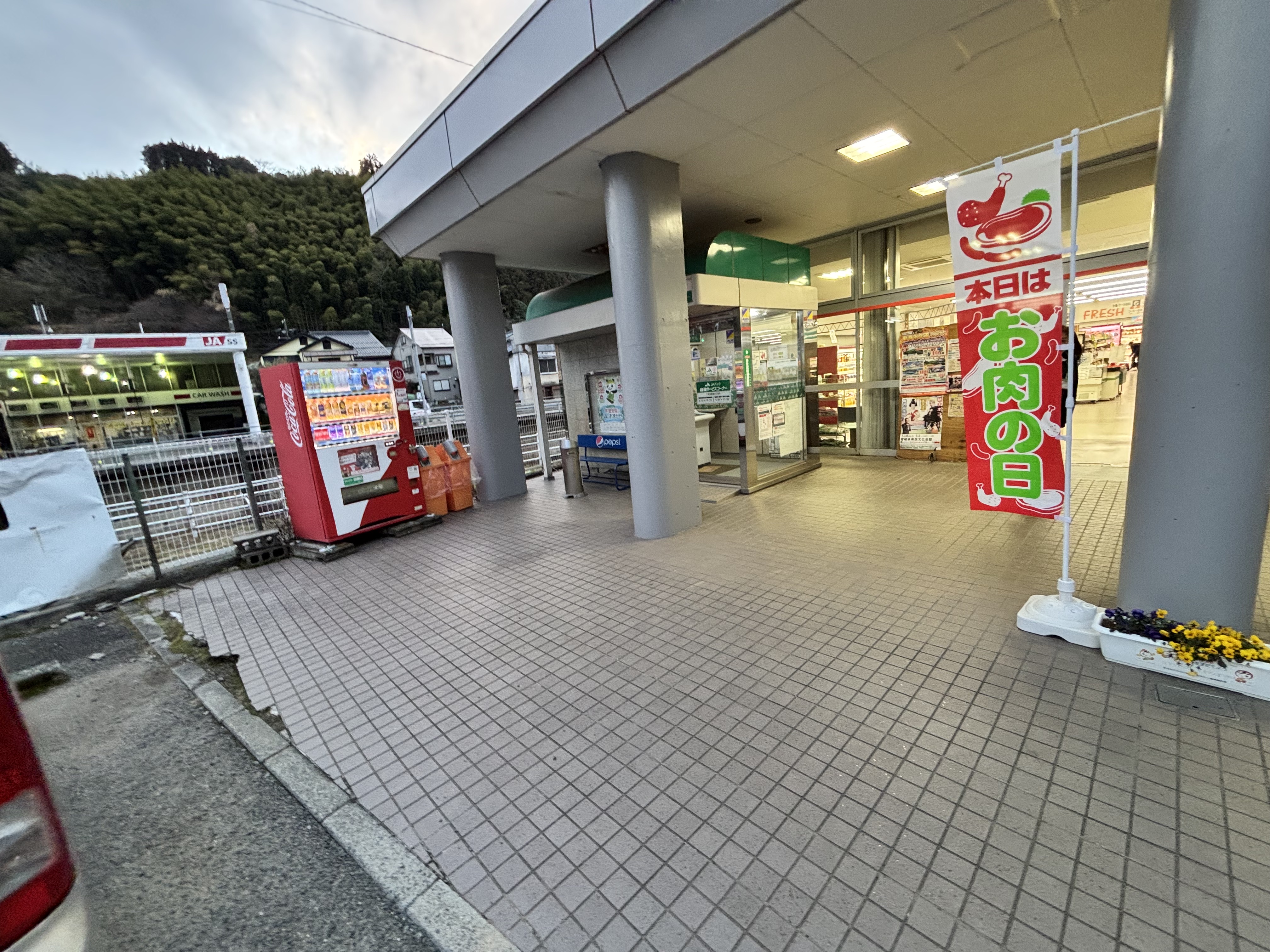 【Aコープなかやま店】食物販や販促イベントに最適な入口付近の屋外スペース