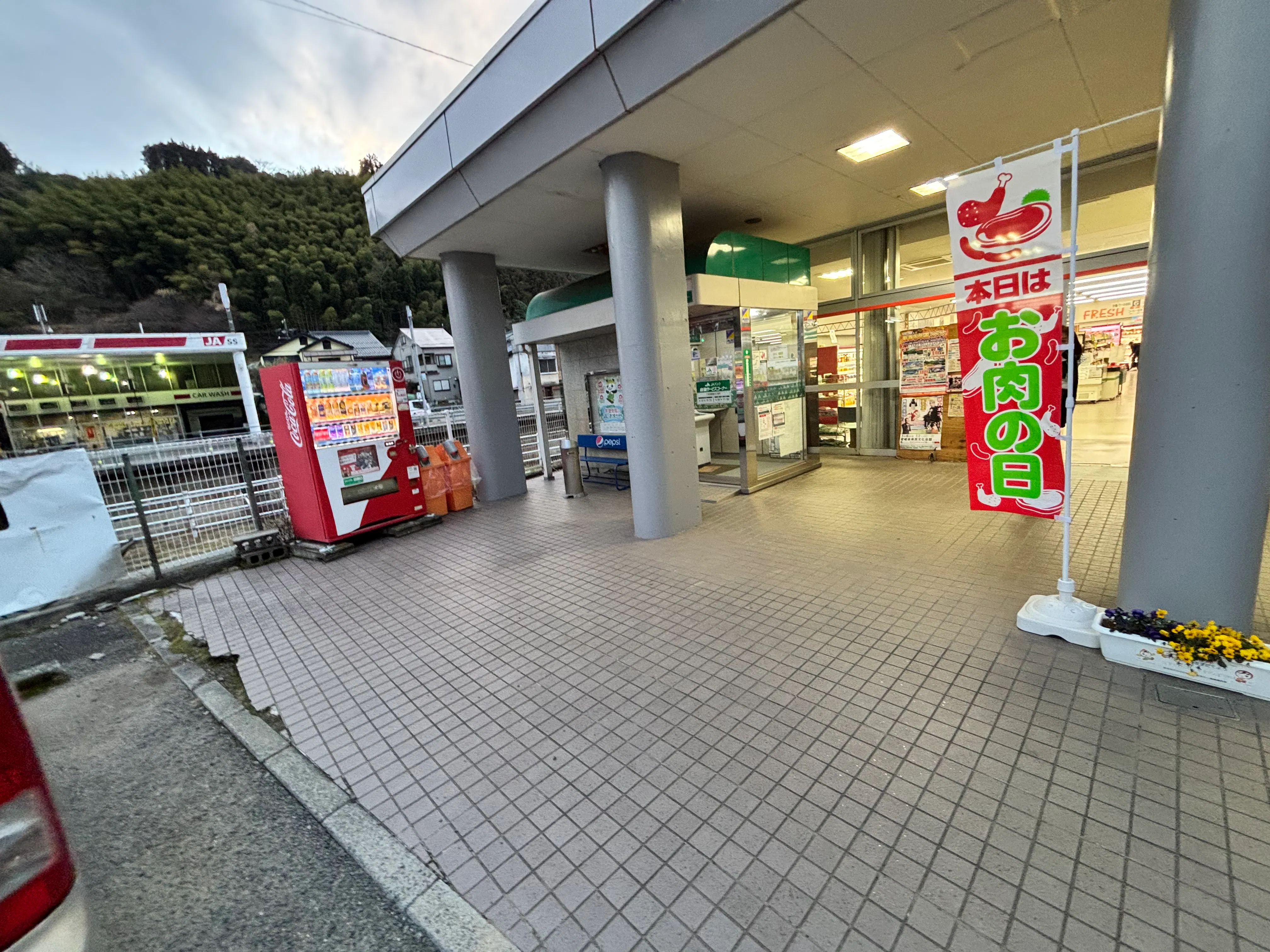 【Aコープなかやま店】食物販や販促イベントに最適な入口付近の屋外スペース