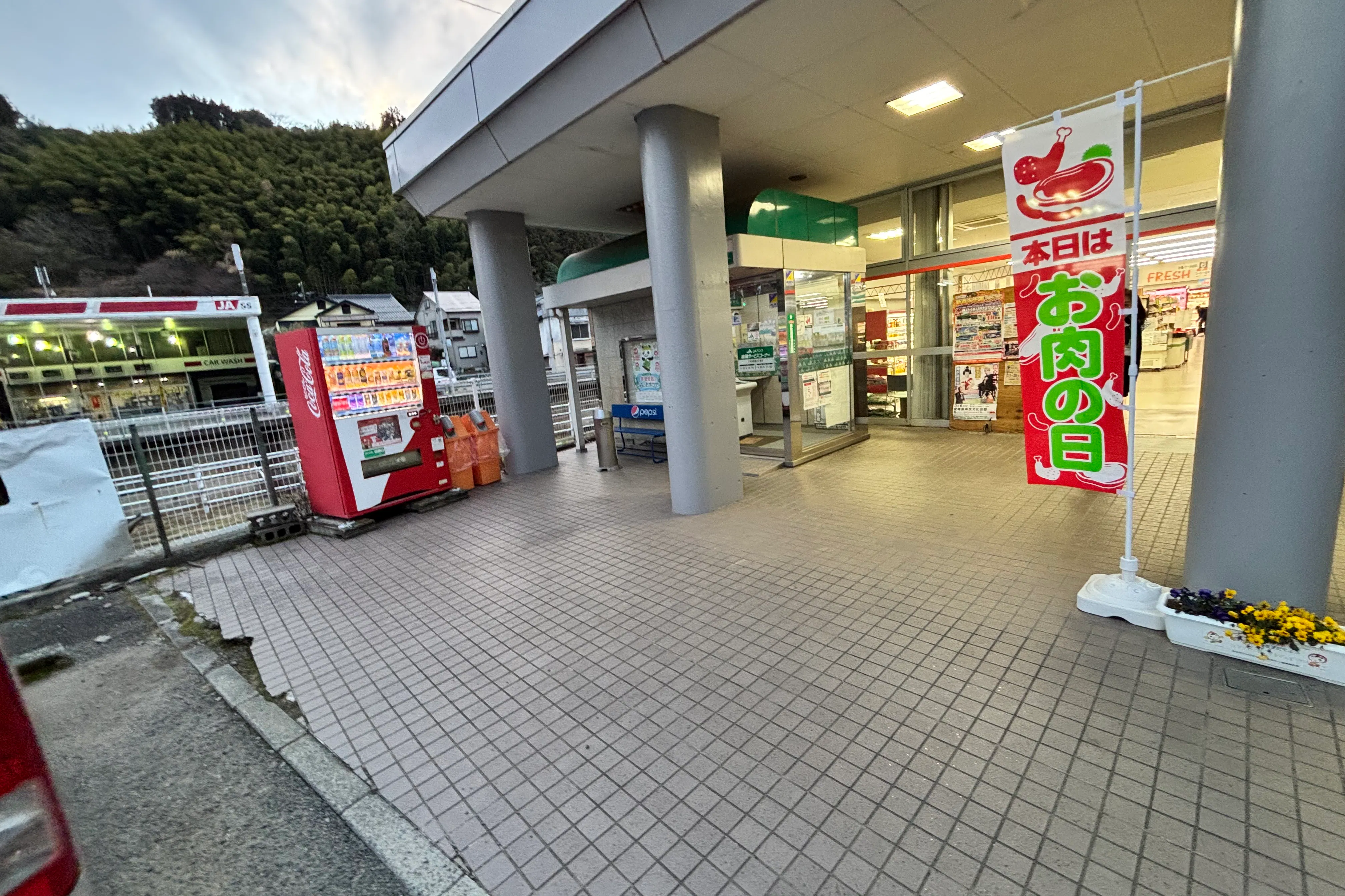【Aコープなかやま店】食物販や販促イベントに最適な入口付近の屋外スペース