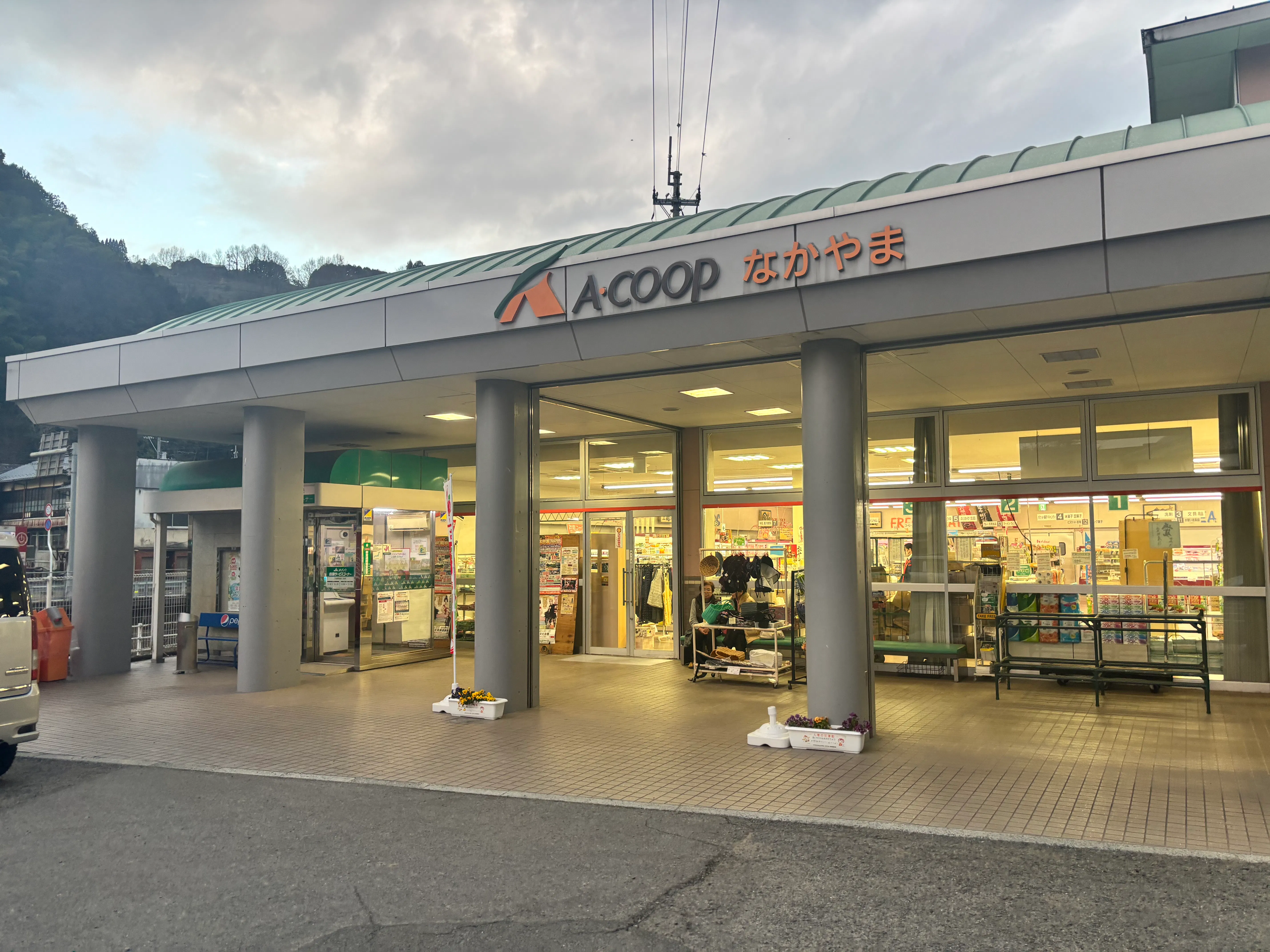 【Aコープなかやま店】食物販や販促イベントに最適な入口付近の屋外スペース