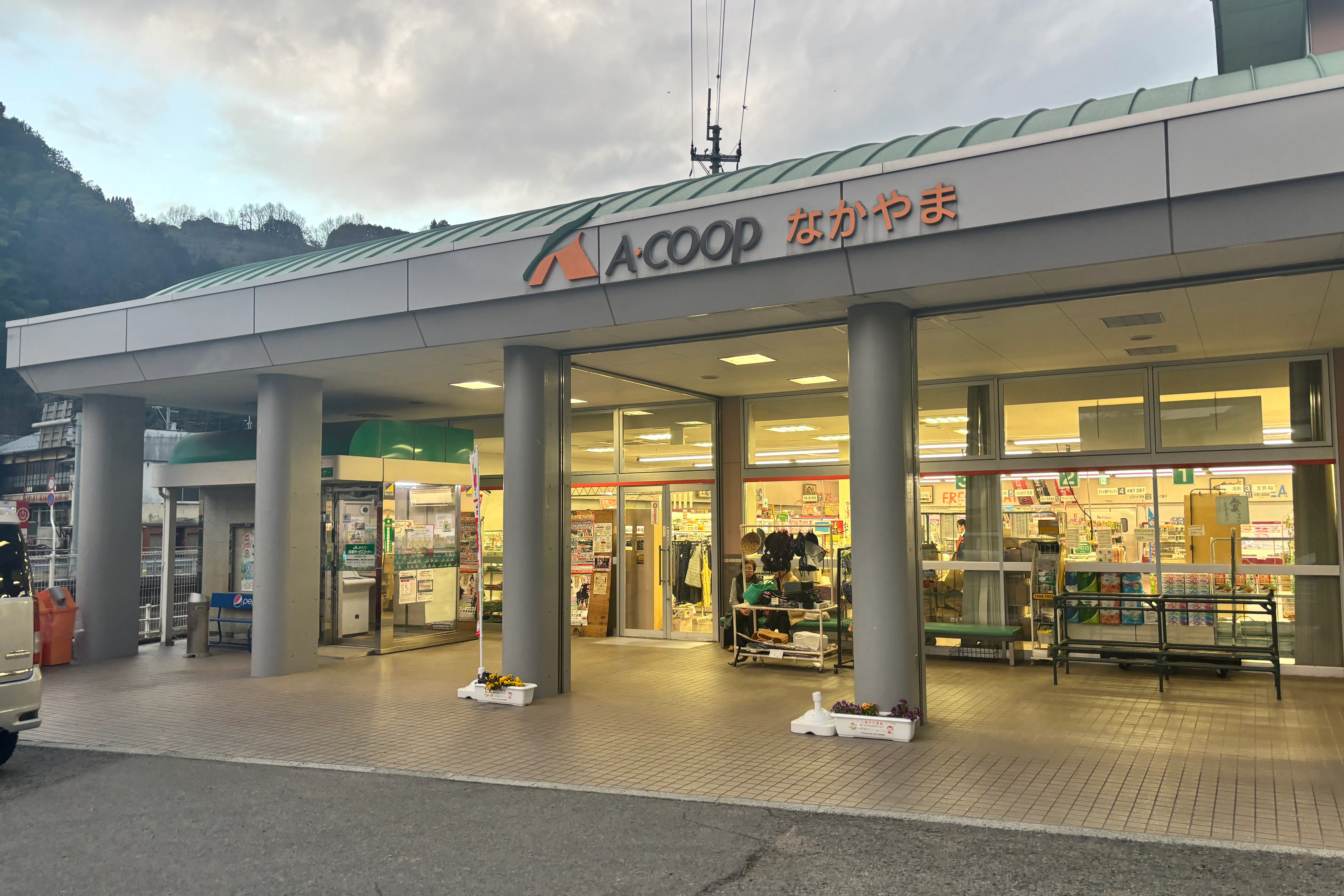 【Aコープなかやま店】食物販や販促イベントに最適な入口付近の屋外スペース