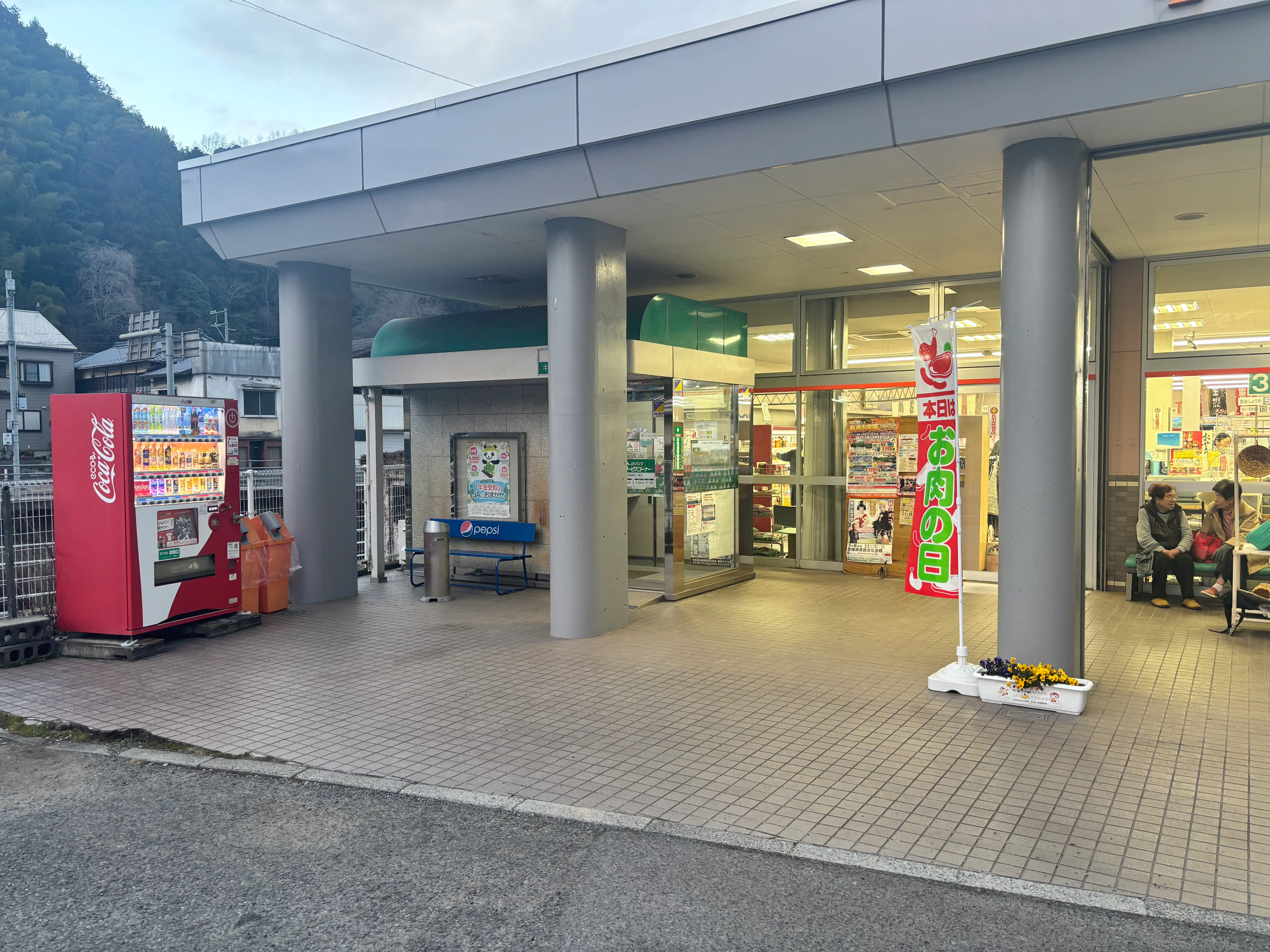 【Aコープなかやま店】食物販や販促イベントに最適な入口付近の屋外スペース