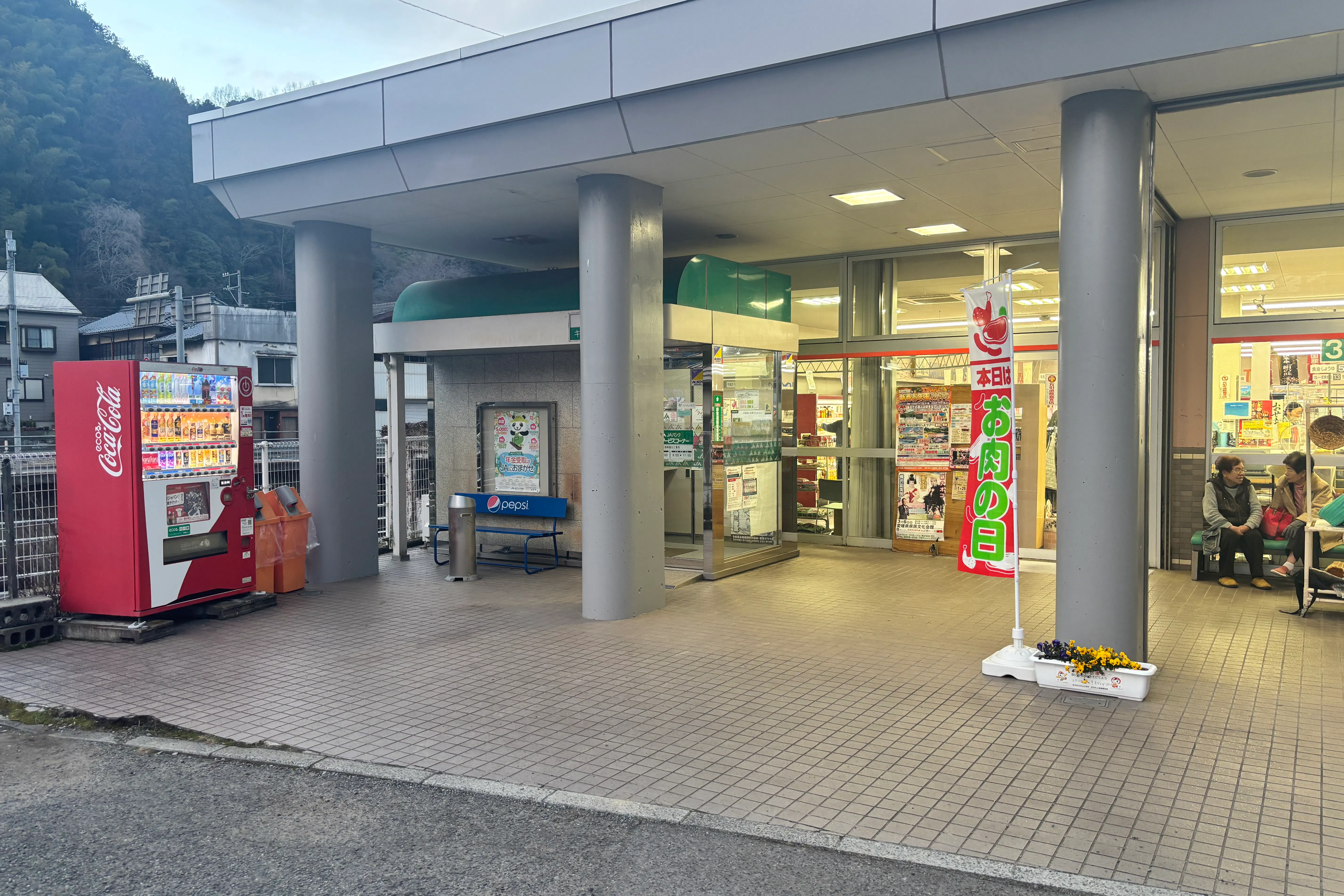【Aコープなかやま店】食物販や販促イベントに最適な入口付近の屋外スペース