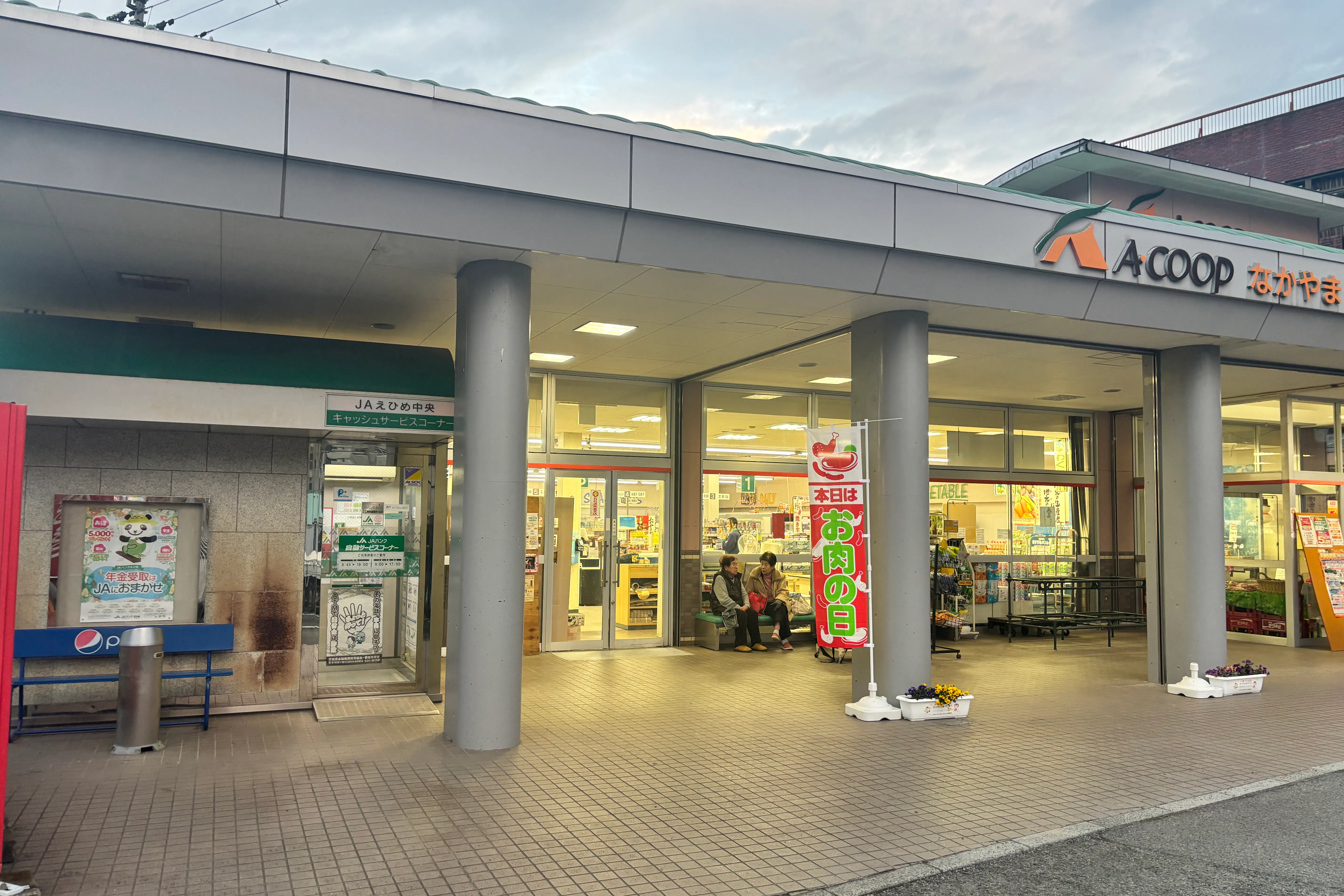 【Aコープなかやま店】食物販や販促イベントに最適な入口付近の屋外スペース