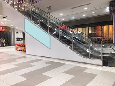 【イオンモール春日部】モール内広告 エスカレーター側面の画像