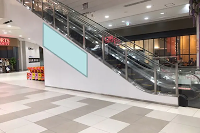 【イオンモール春日部】モール内広告 エスカレーター側面の画像1