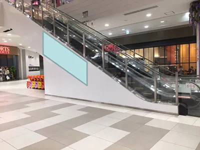 【イオンモール春日部】モール内広告 エスカレーター側面の画像