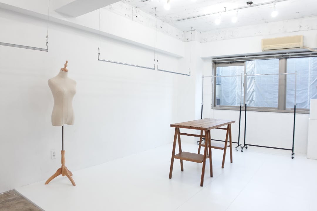 【恵比寿駅5分】展示会、ギャラリー、撮影用途に最適な2面採光で自然光あふれるイベントスペース。ハンガーラック6本貸出。