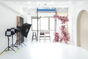 【恵比寿駅5分】展示会、ギャラリー、撮影用途に最適な2面採光で自然光あふれるイベントスペース。ハンガーラック6本貸出。