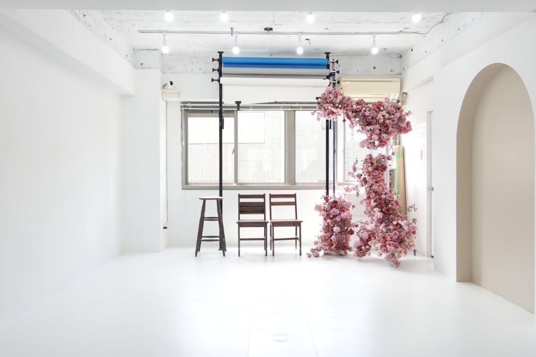 【恵比寿駅5分】展示会、ギャラリー、撮影用途に最適な2面採光で自然光あふれるイベントスペース。ハンガーラック6本貸出。