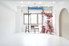 【恵比寿駅5分】展示会、ギャラリー、撮影用途に最適な2面採光で自然光あふれるイベントスペース。ハンガーラック6本貸出。