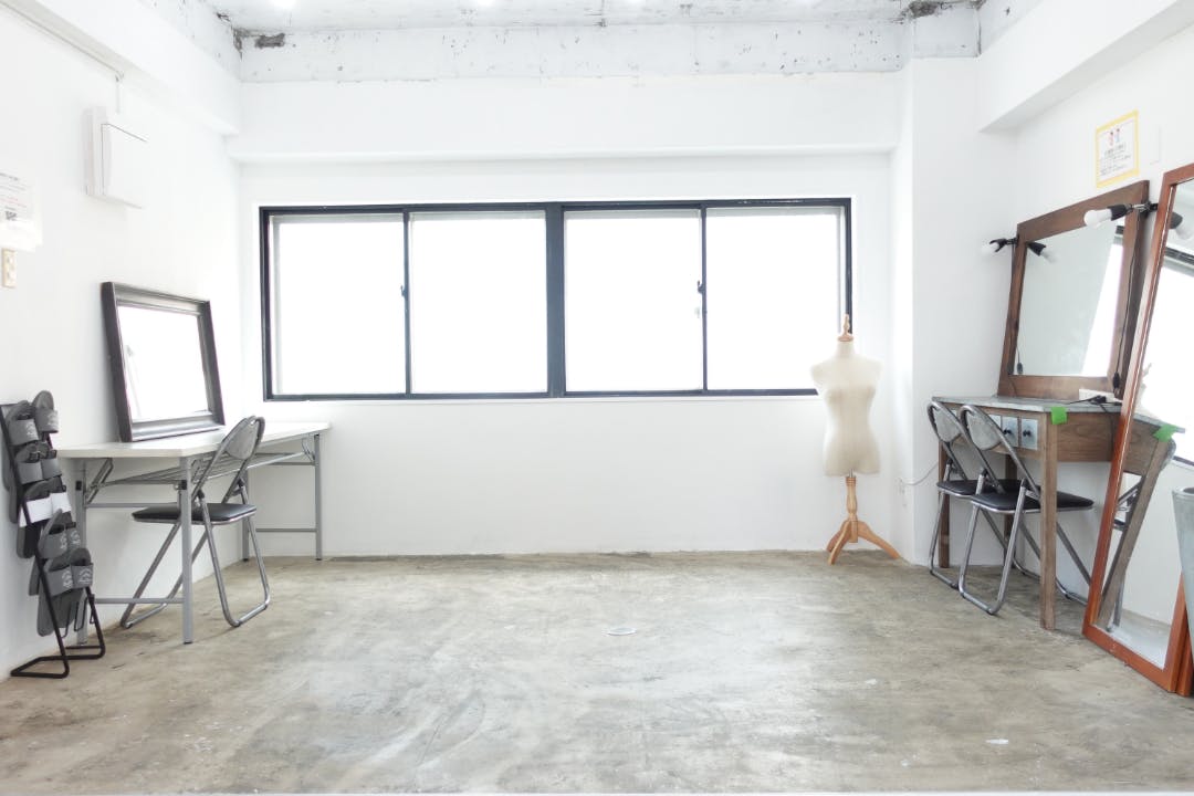 【恵比寿駅5分】展示会、ギャラリー、撮影用途に最適な2面採光で自然光あふれるイベントスペース。ハンガーラック6本貸出。