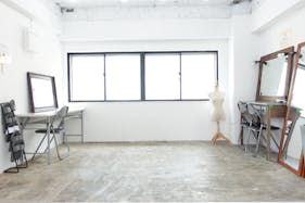 【恵比寿駅5分】展示会、ギャラリー、撮影用途に最適な2面採光で自然光あふれるイベントスペース。ハンガーラック6本貸出。