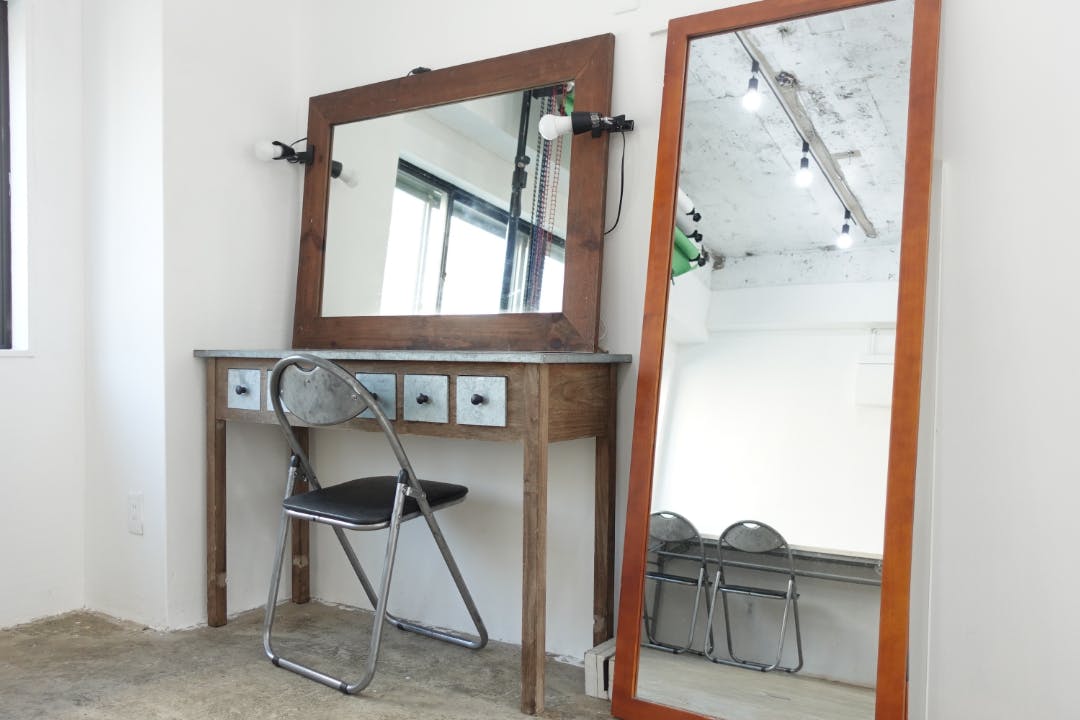 【恵比寿駅5分】展示会、ギャラリー、撮影用途に最適な2面採光で自然光あふれるイベントスペース。ハンガーラック6本貸出。