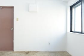 【恵比寿駅5分】展示会、ギャラリー、撮影用途に最適な2面採光で自然光あふれるイベントスペース。ハンガーラック6本貸出。