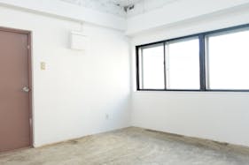 【恵比寿駅5分】展示会、ギャラリー、撮影用途に最適な2面採光で自然光あふれるイベントスペース。ハンガーラック6本貸出。