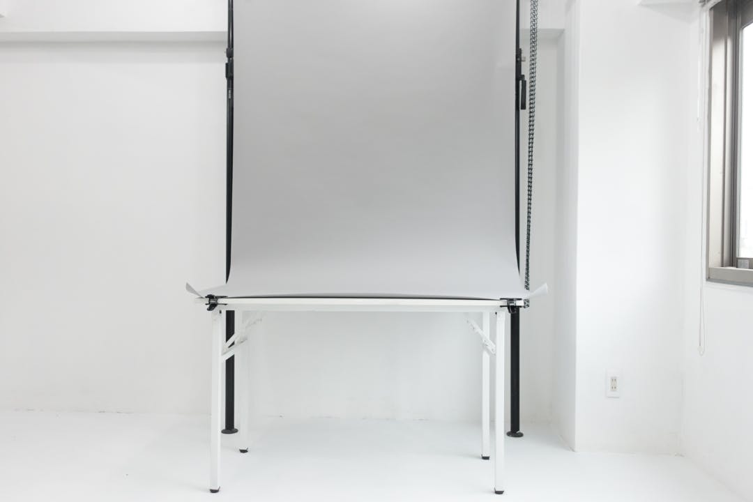 【恵比寿駅5分】展示会、ギャラリー、撮影用途に最適な2面採光で自然光あふれるイベントスペース。ハンガーラック6本貸出。