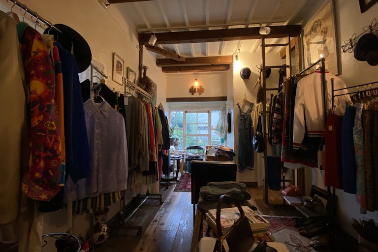 【岡本駅1分】撮影に適したヴィンテージショップの画像2