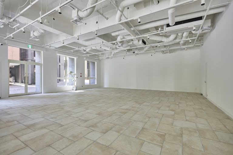 建物正面の入口は段差なしで搬入可能