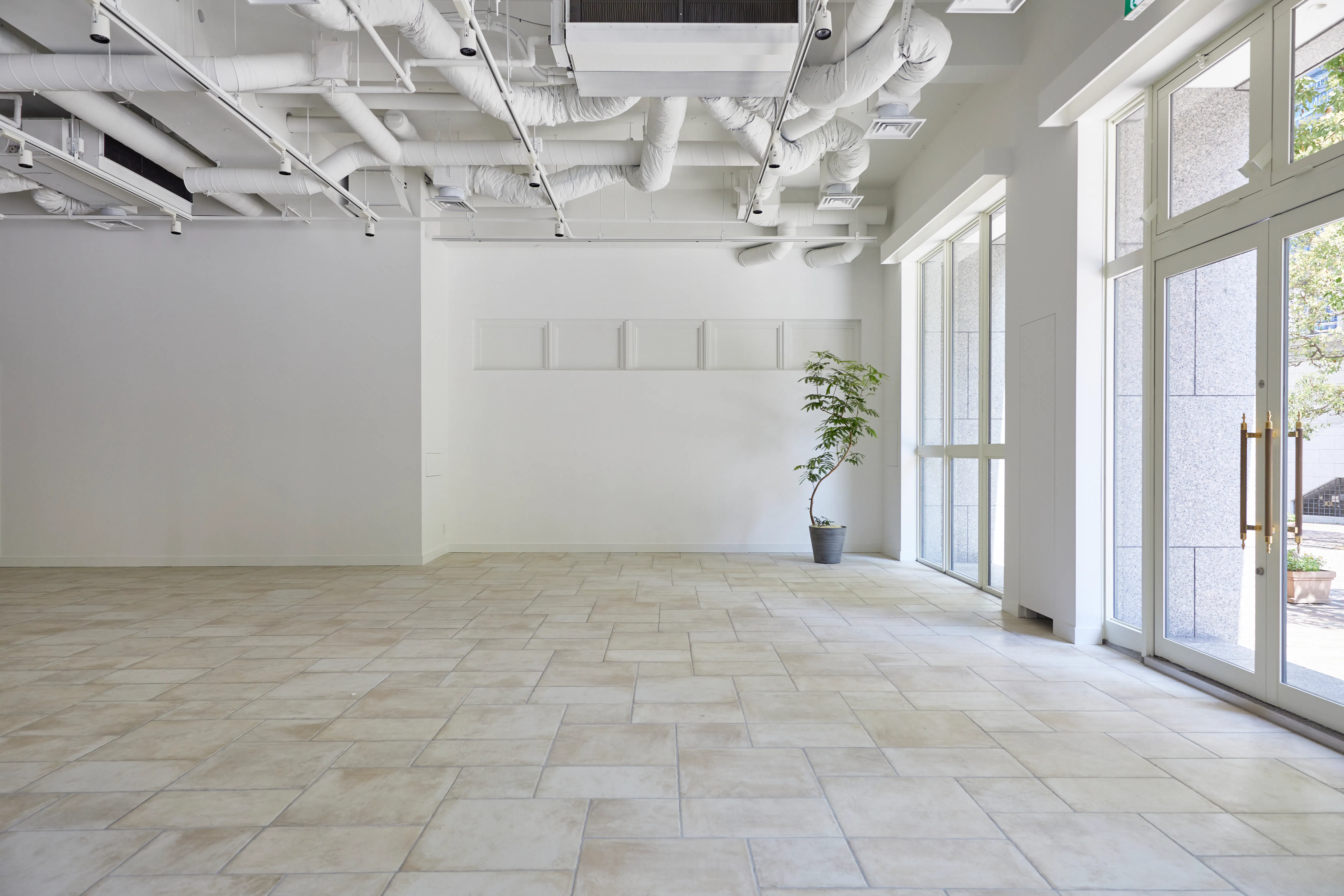 【汐留駅5分 / 1F路面】展示会や撮影に最適な汐留イタリア街のおしゃれな広々路面スペース