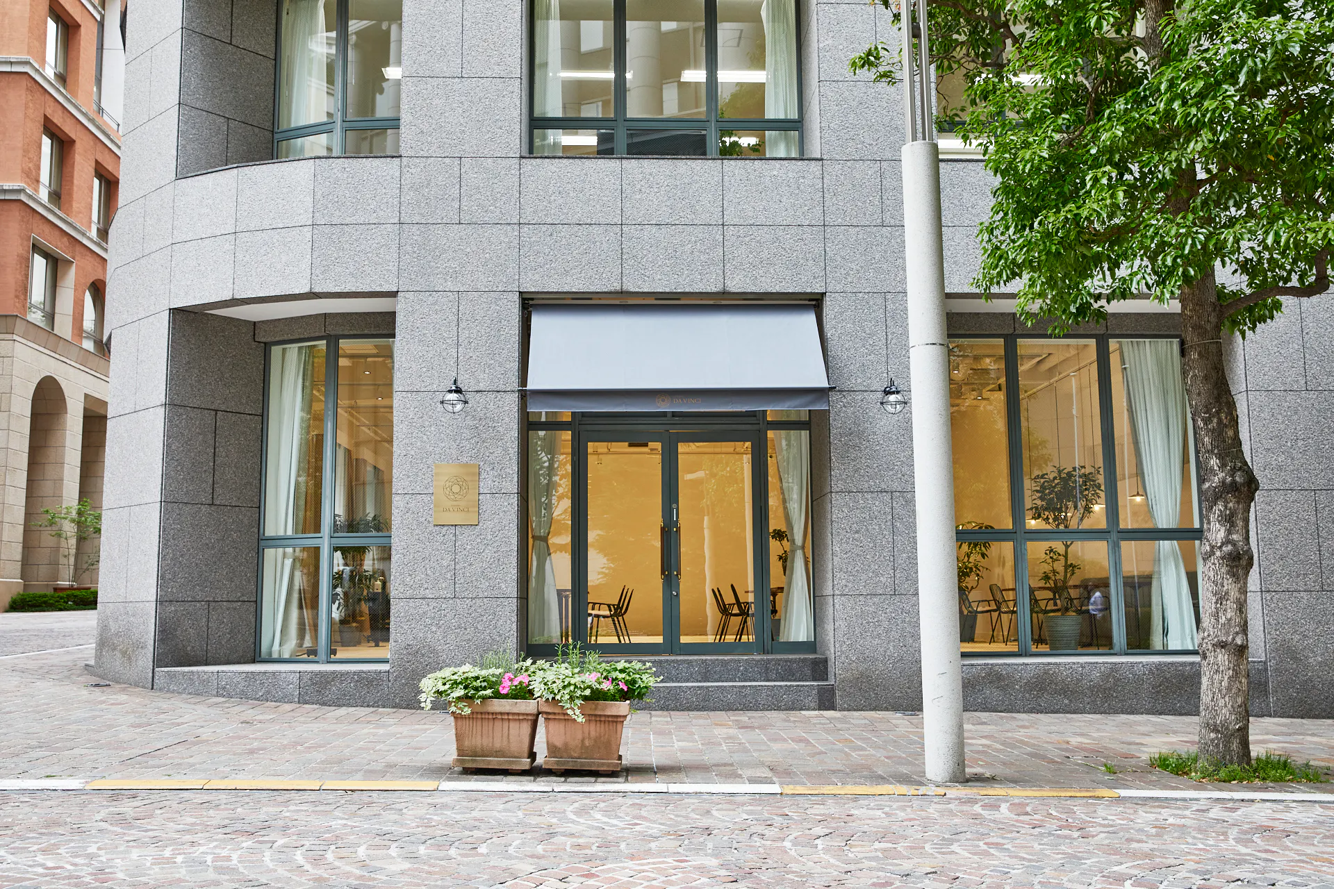 【汐留駅5分 / 1F路面】展示会や撮影に最適な汐留イタリア街のおしゃれな広々路面スペース