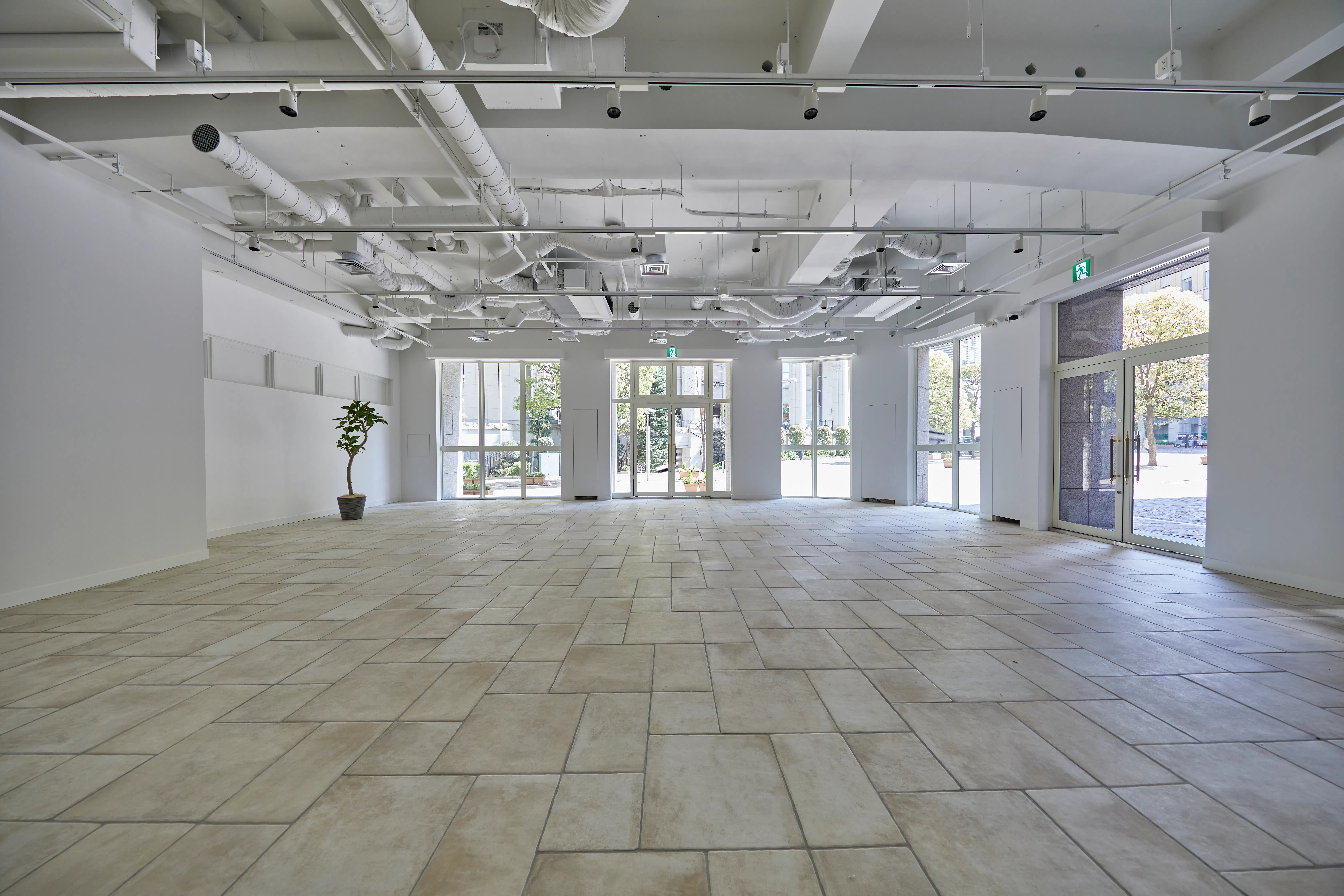 【汐留駅5分 / 1F路面】展示会や撮影に最適な汐留イタリア街のおしゃれな広々路面スペース