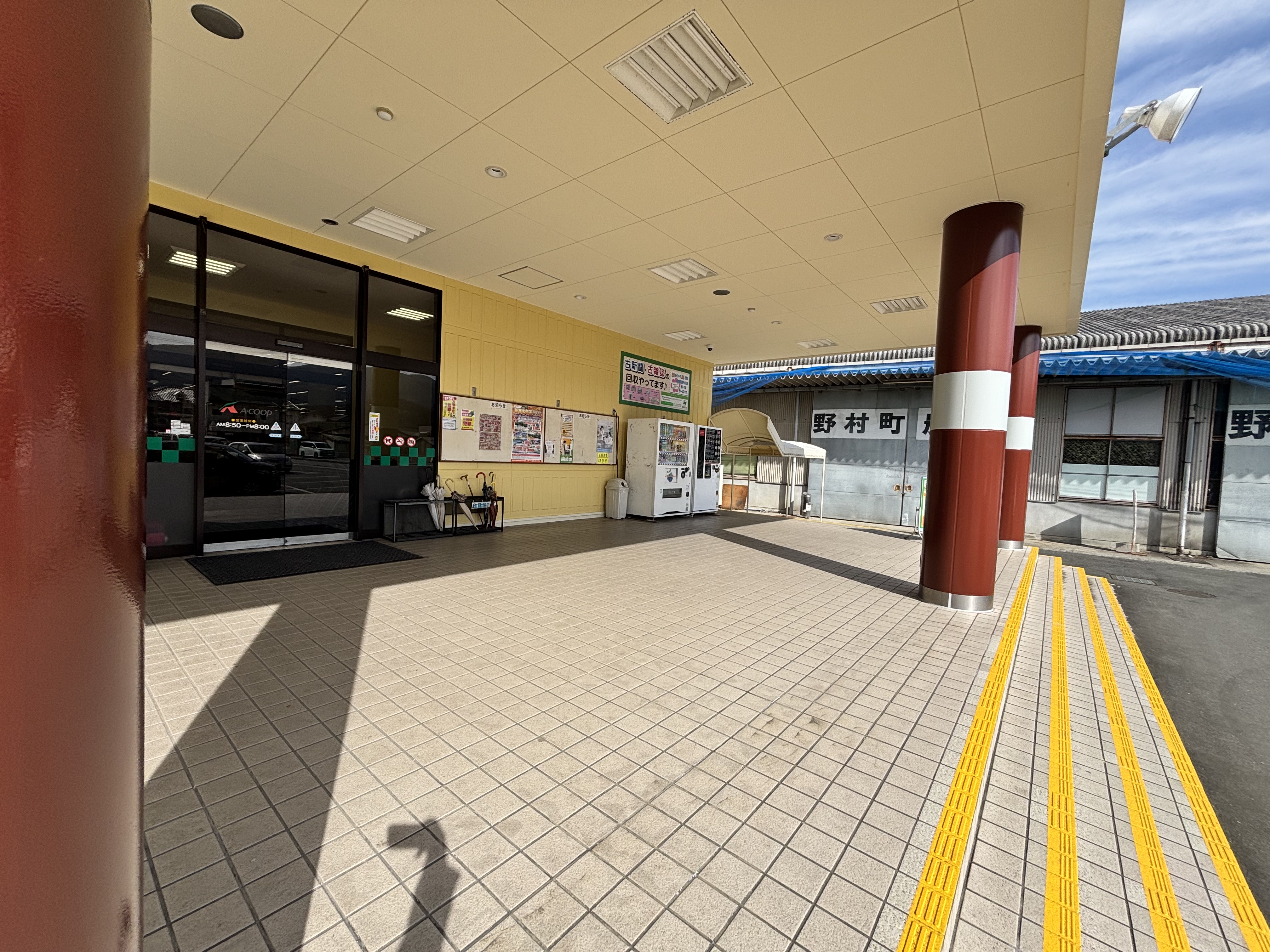 【Aコープのむら店】食物販や販促イベントに最適な入口横の屋外軒下スペース