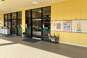【Aコープのむら店】食物販や販促イベントに最適な入口横の屋外軒下スペース