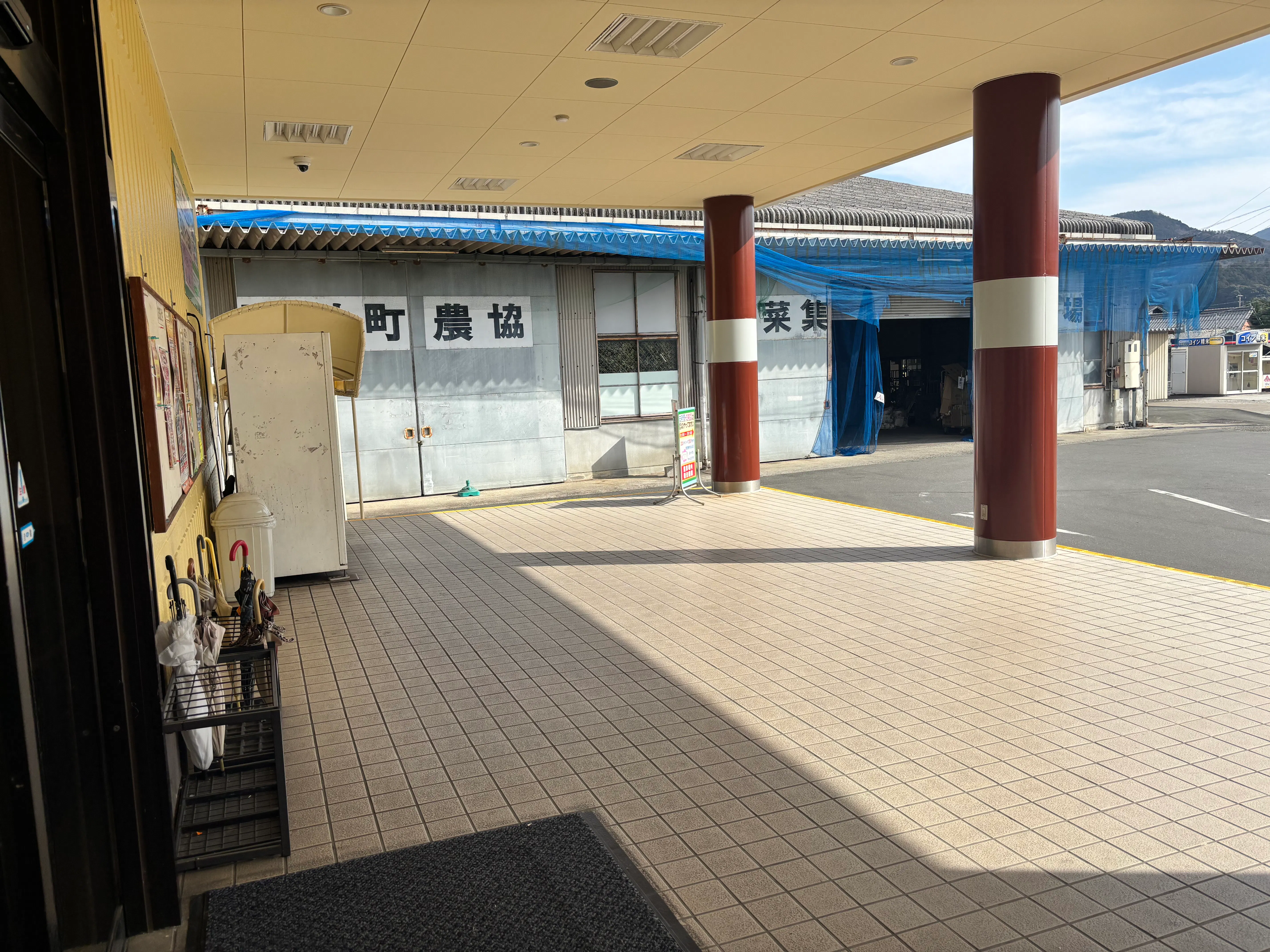 【Aコープのむら店】食物販や販促イベントに最適な入口横の屋外軒下スペース