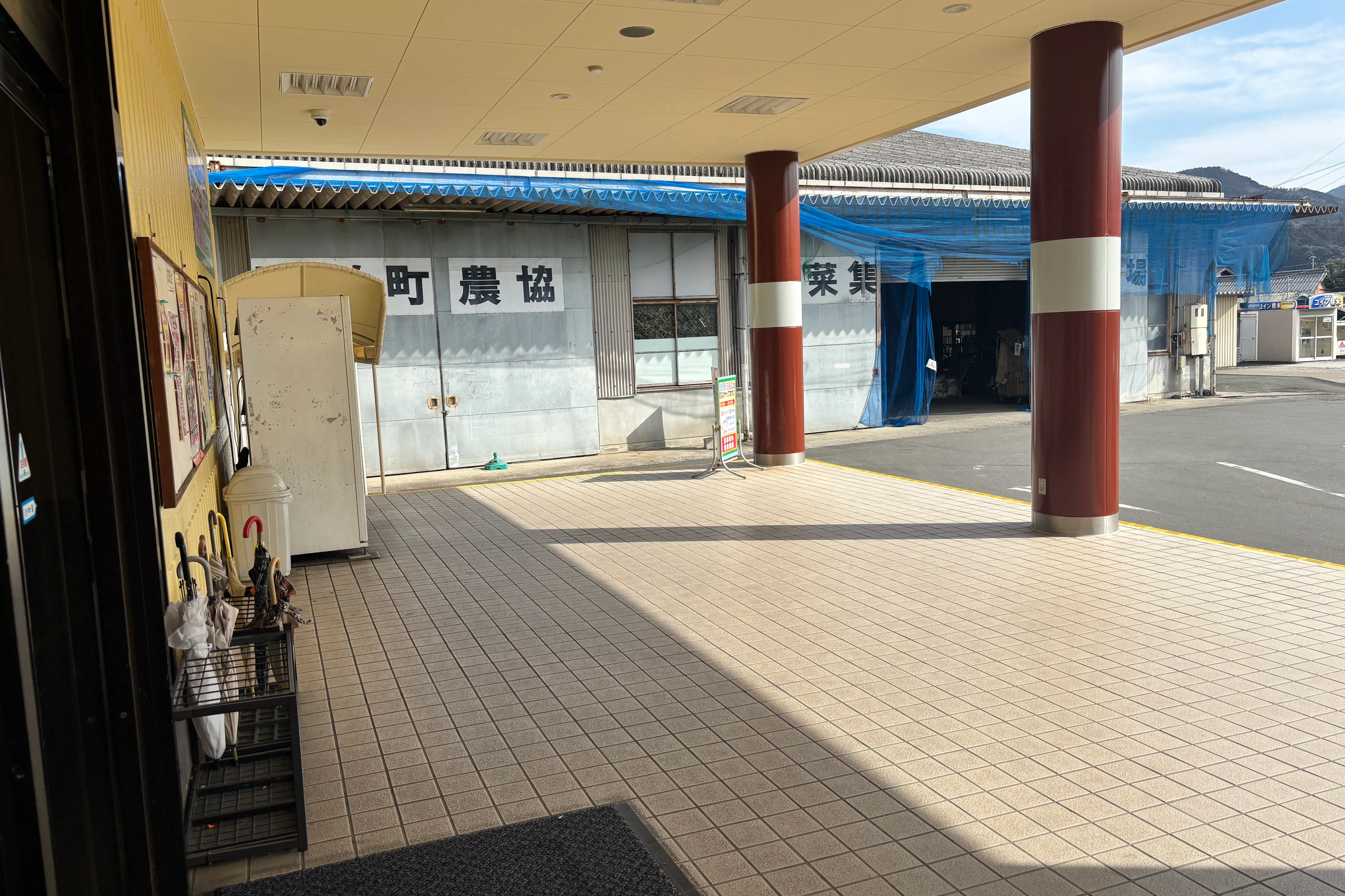 【Aコープのむら店】食物販や販促イベントに最適な入口横の屋外軒下スペース