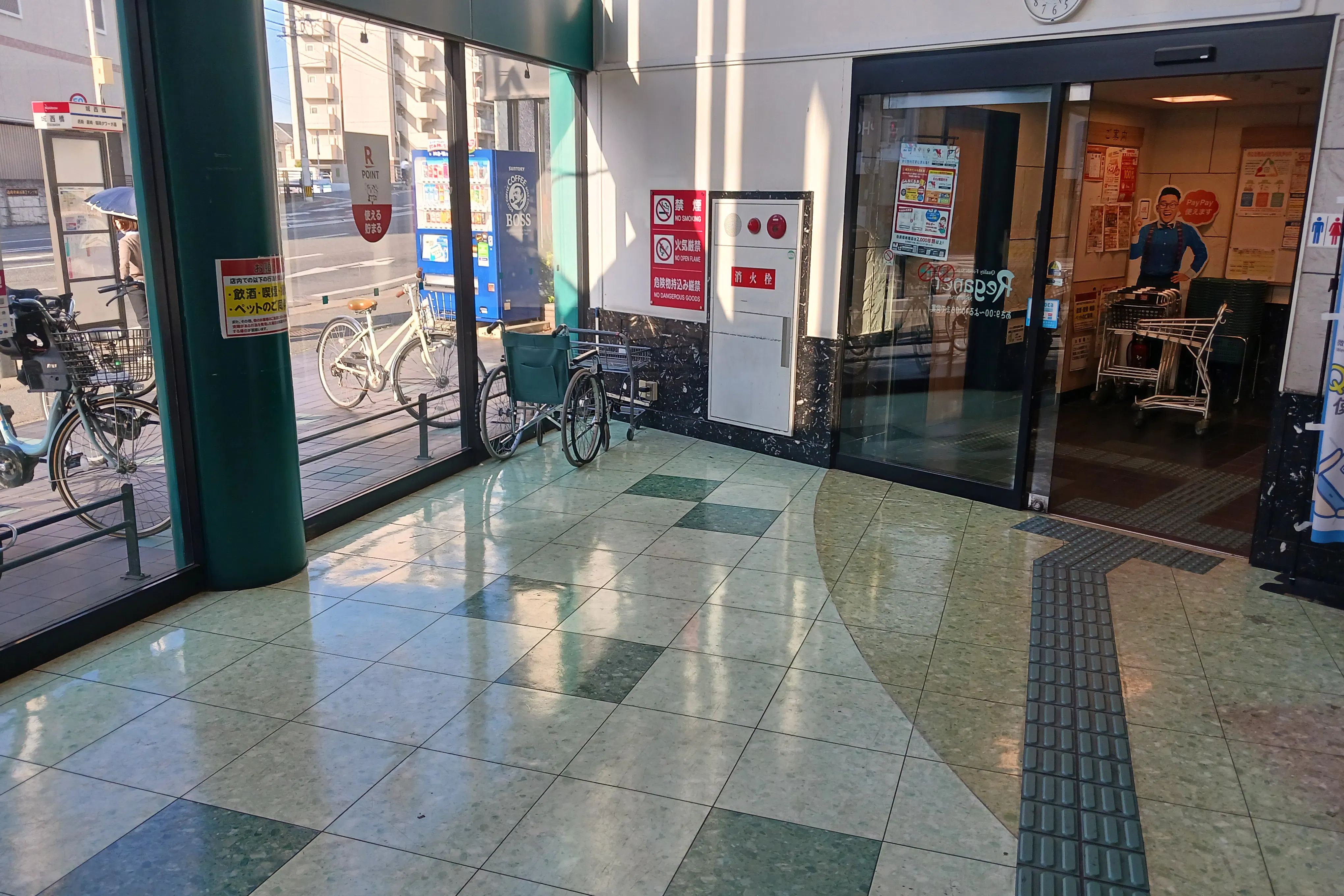 【レガネット城西】エレベーターの横 販促プロモーションや物販に最適なスーパー店内催事イベントスペース