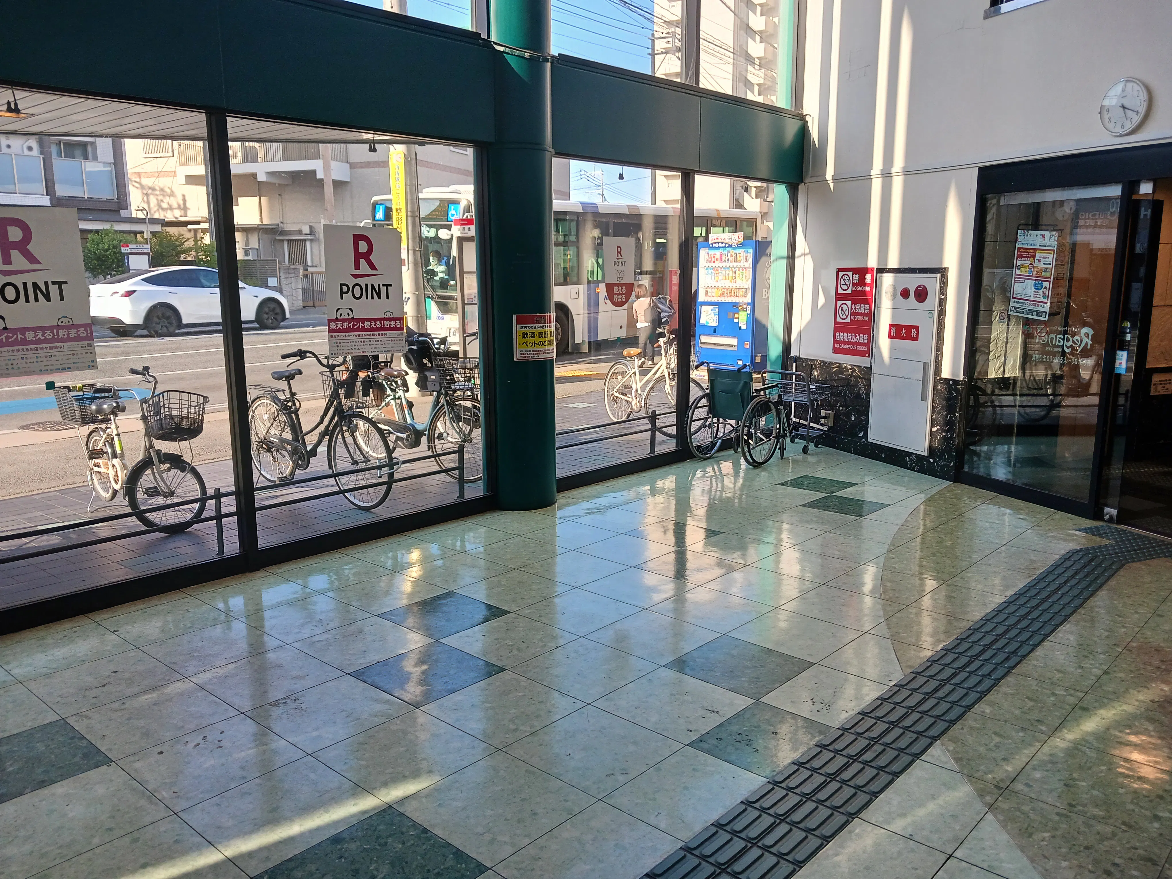 【レガネット城西】エレベーターの横 販促プロモーションや物販に最適なスーパー店内催事イベントスペース