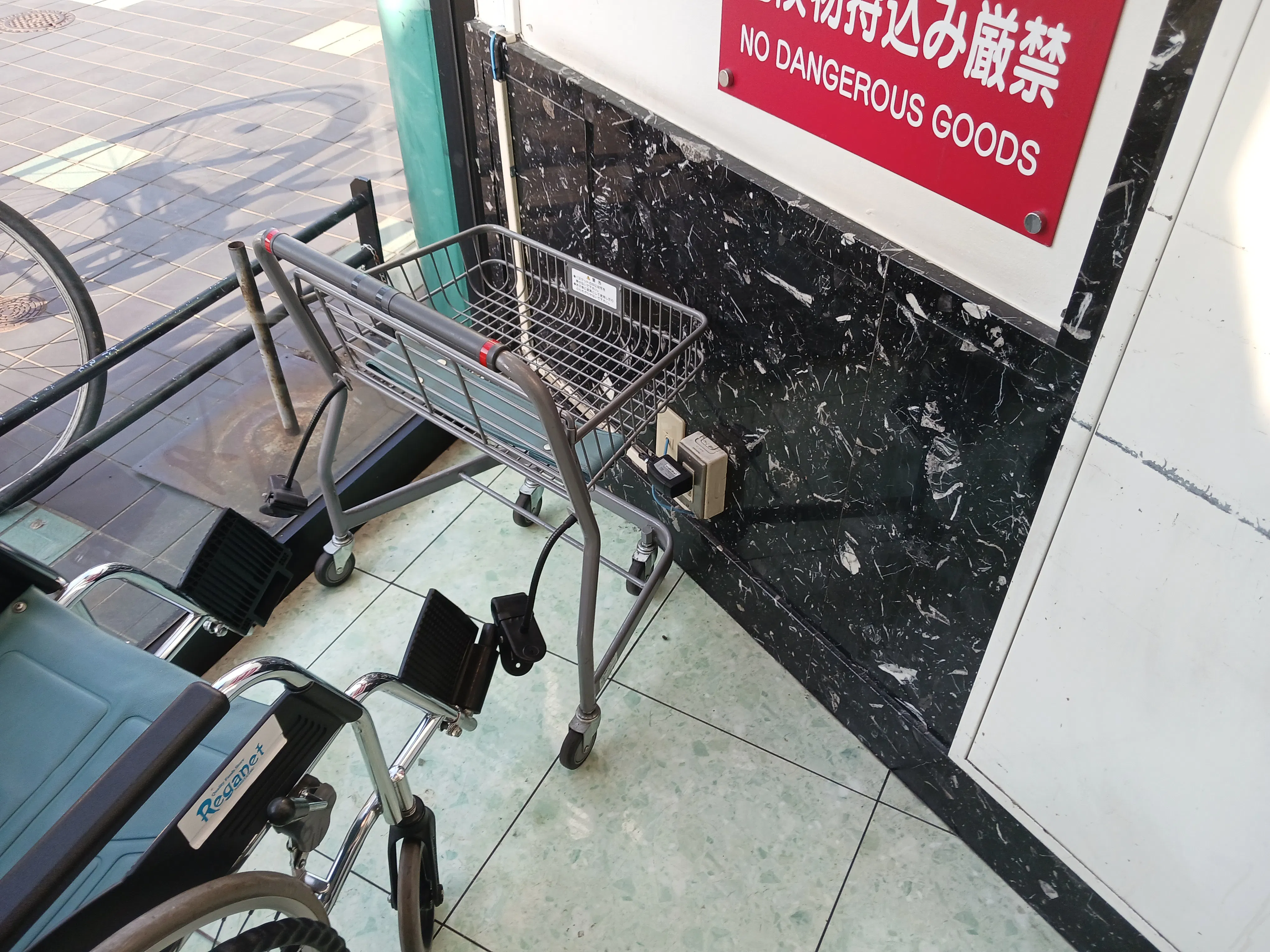 【レガネット城西】エレベーターの横 販促プロモーションや物販に最適なスーパー店内催事イベントスペース