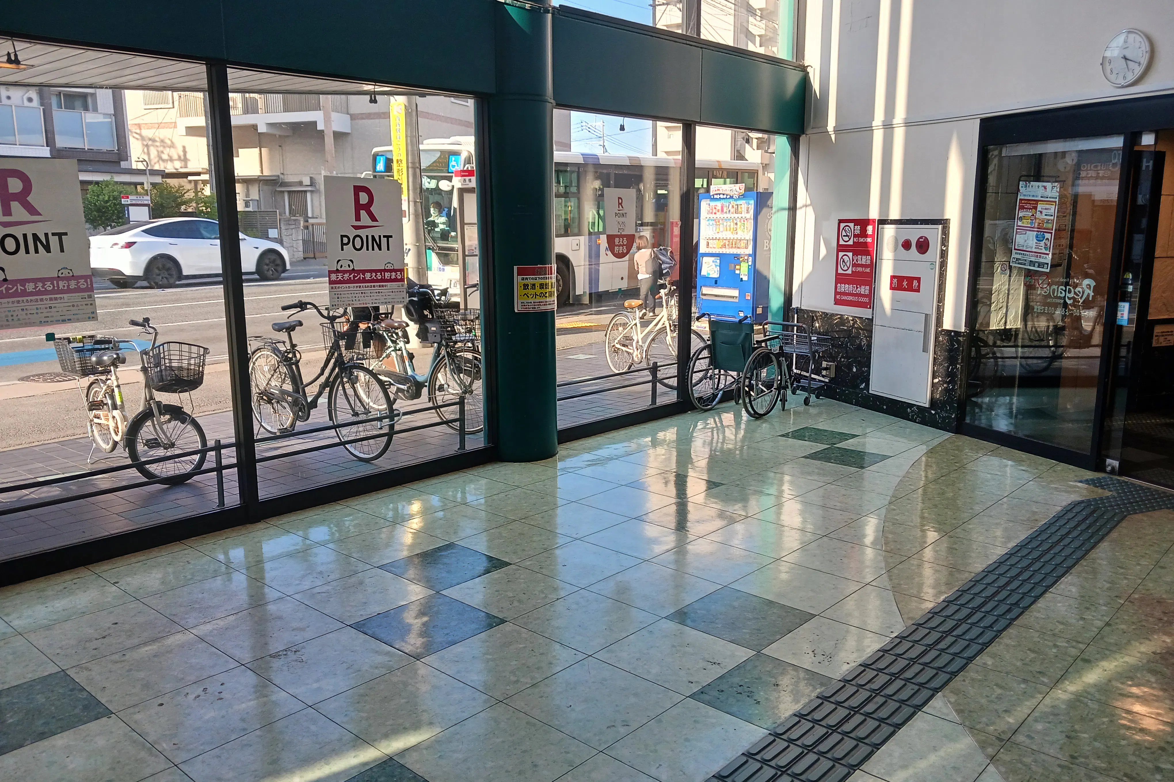 【レガネット城西】エレベーターの横 販促プロモーションや物販に最適なスーパー店内催事イベントスペース
