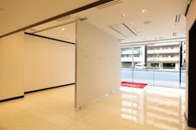 【三田駅8分】展示会・ポップアップストア・イベントに適した車両展示可能なガラス張りのスペース