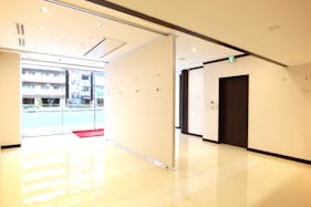 【三田駅8分】展示会・ポップアップストア・イベントに適した車両展示可能なガラス張りのスペース