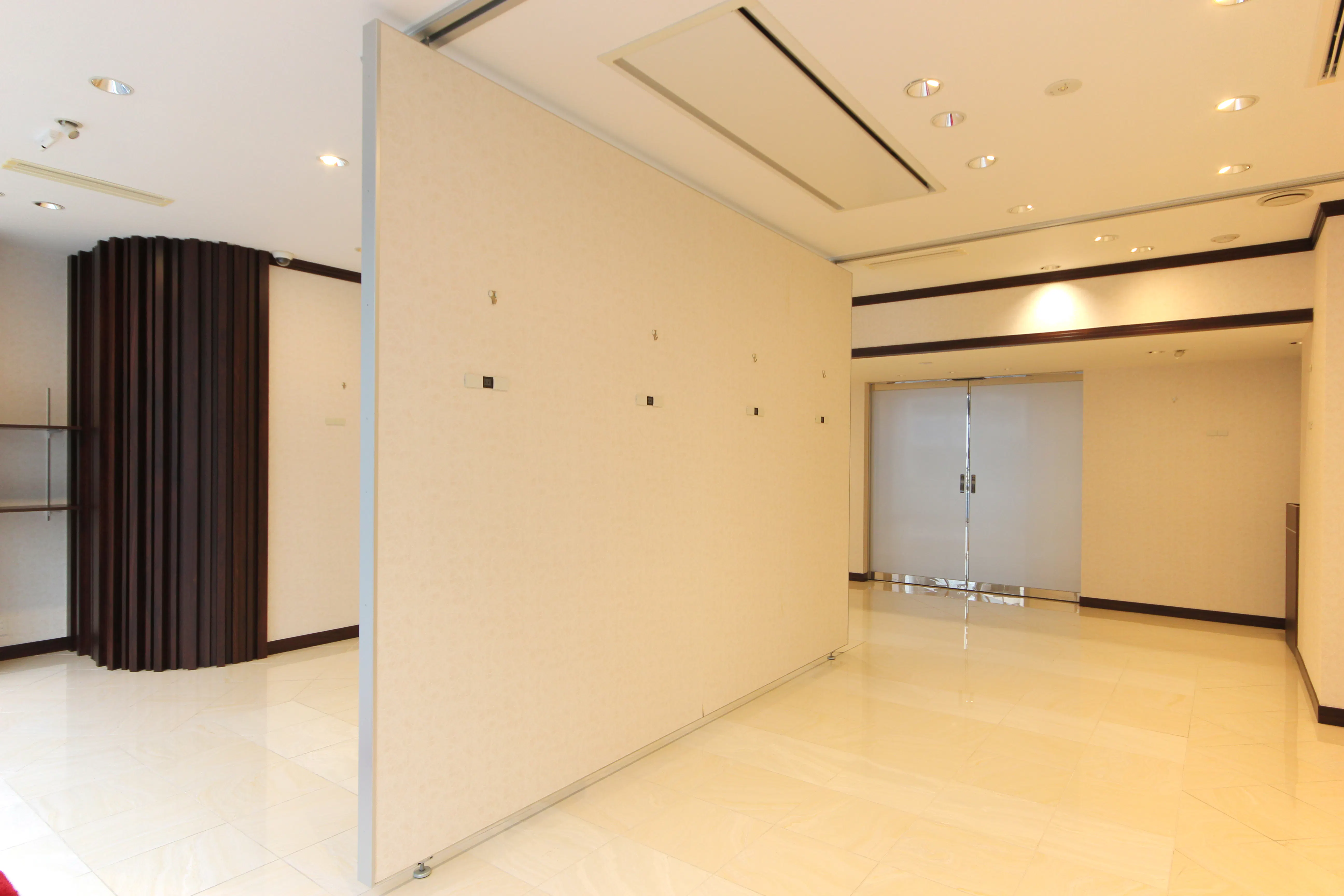 【三田駅8分】展示会・ポップアップストア・イベントに適した車両展示可能なガラス張りのスペース