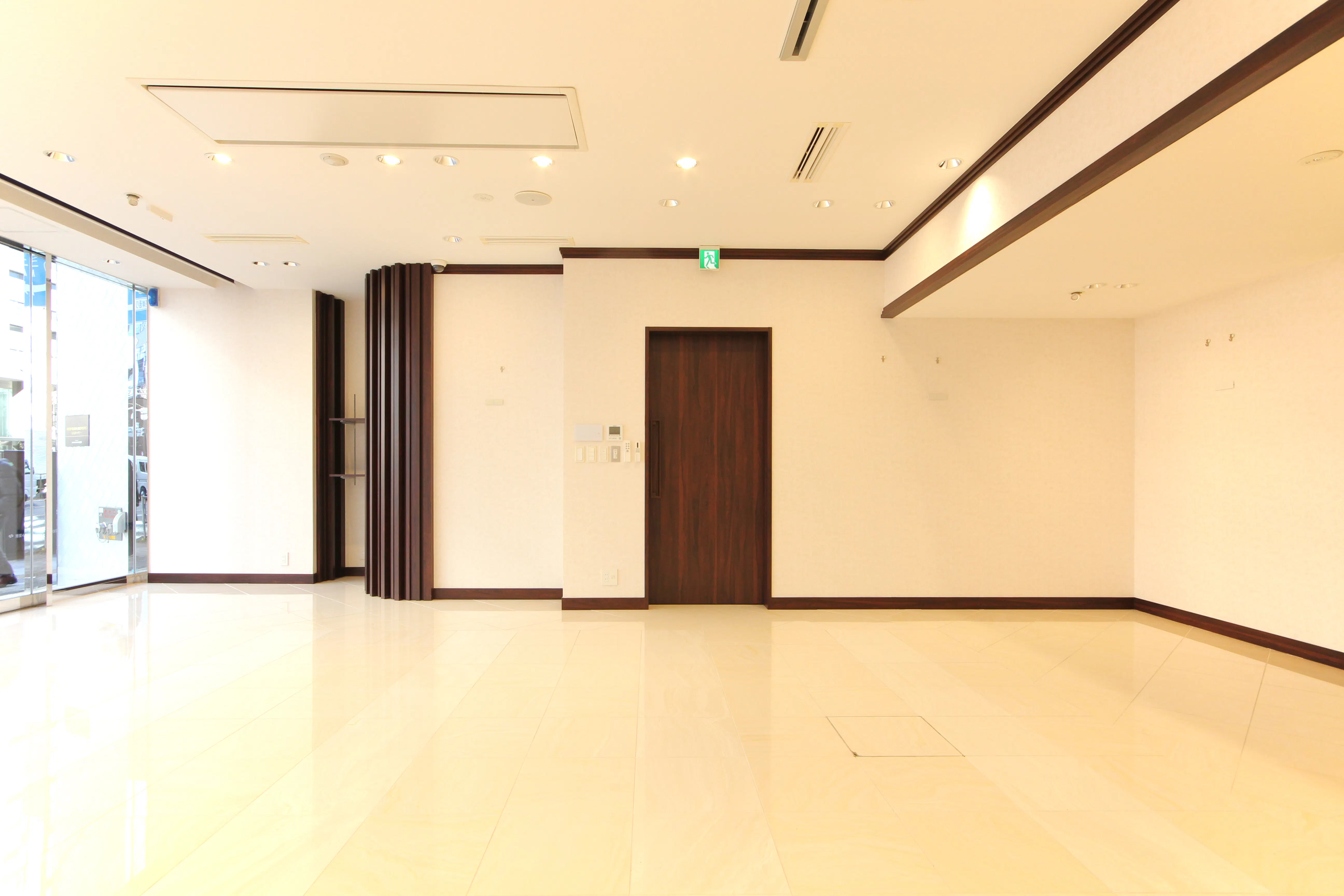 【三田駅8分】展示会・ポップアップストア・イベントに適した車両展示可能なガラス張りのスペース