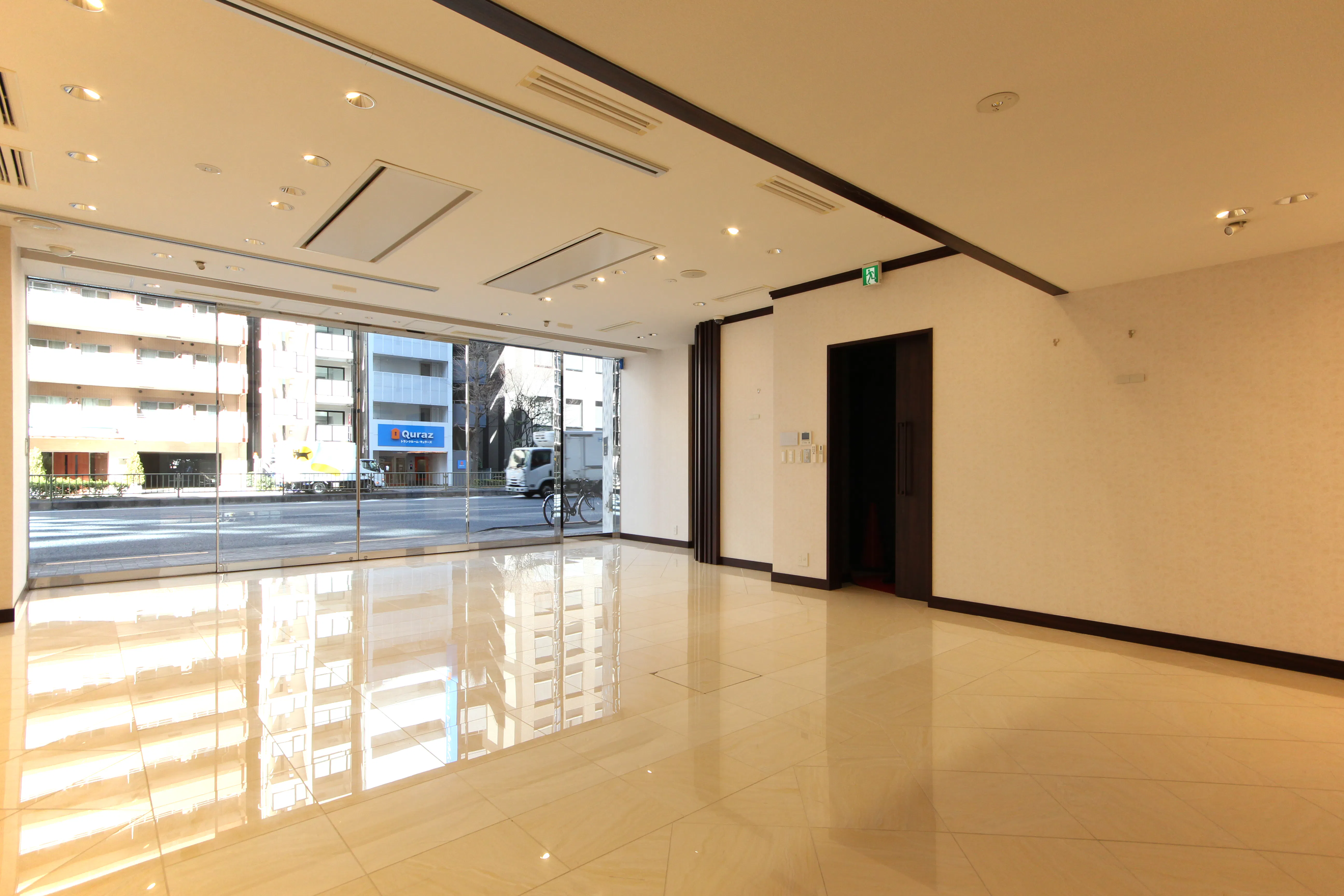 【三田駅8分】展示会・ポップアップストア・イベントに適した車両展示可能なガラス張りのスペース