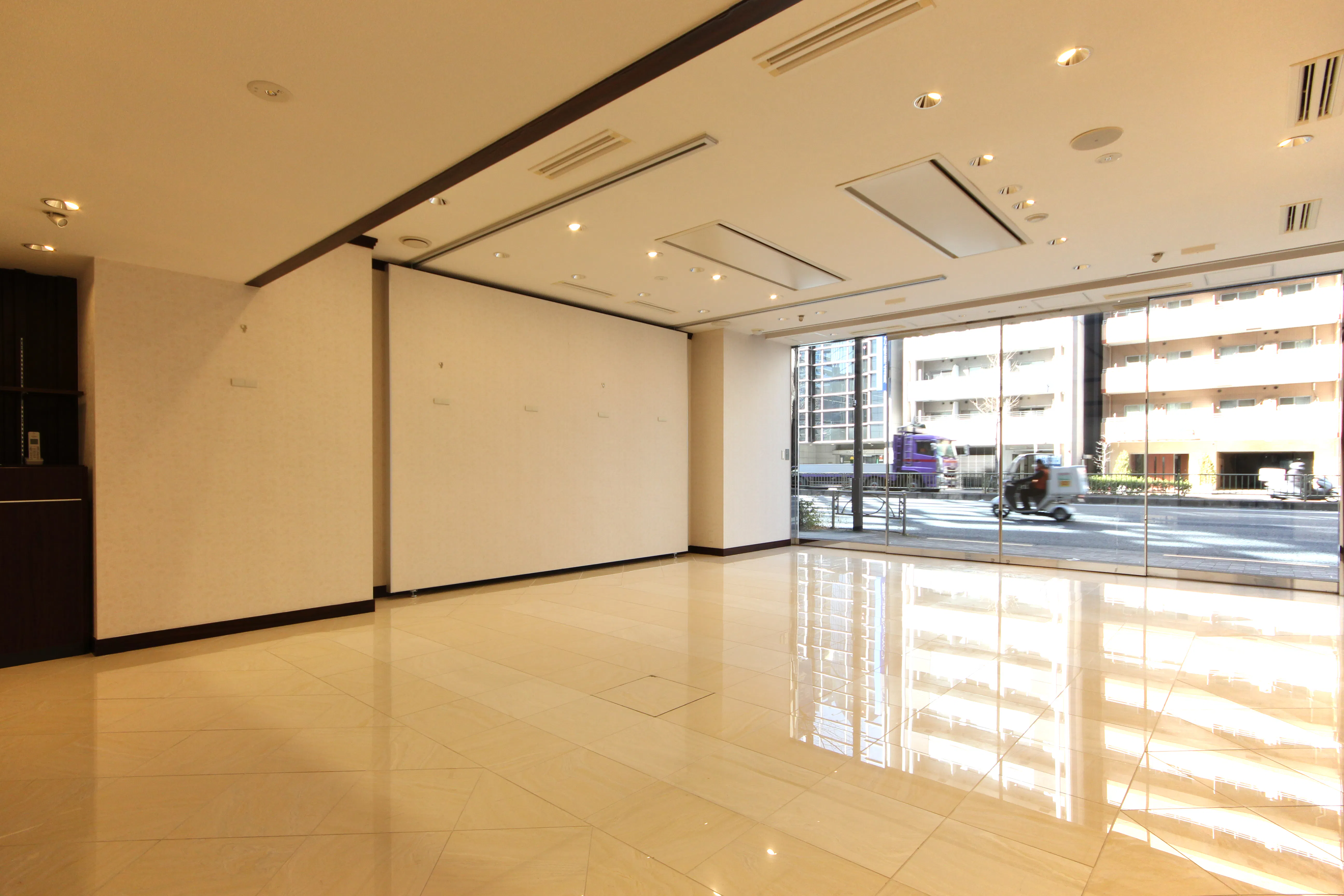 【三田駅8分】展示会・ポップアップストア・イベントに適した車両展示可能なガラス張りのスペース