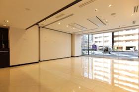 【三田駅8分】展示会・ポップアップストア・イベントに適した車両展示可能なガラス張りのスペース