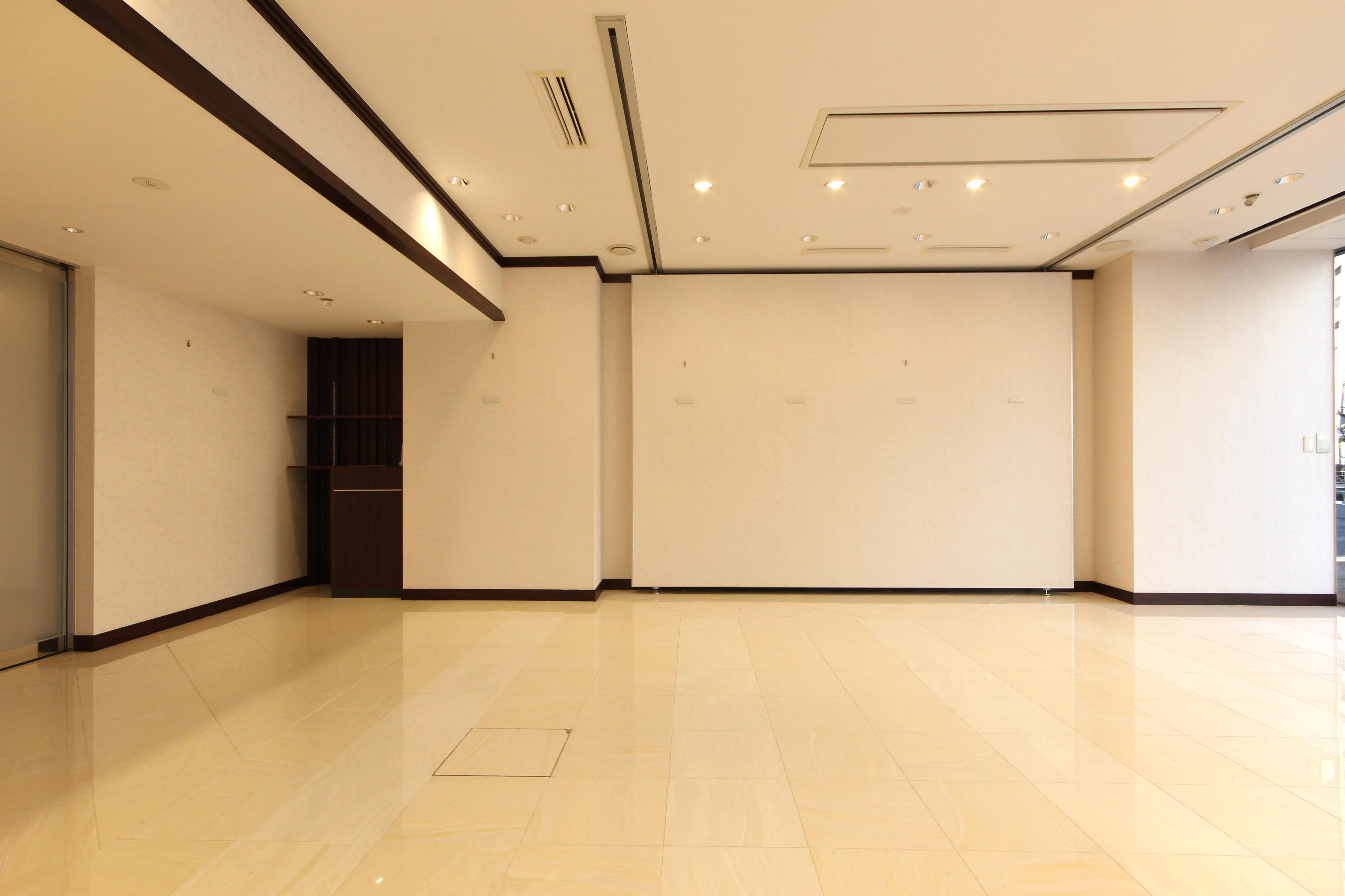 【三田駅8分】展示会・ポップアップストア・イベントに適した車両展示可能なガラス張りのスペース