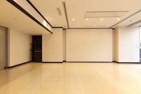 【三田駅8分】展示会・ポップアップストア・イベントに適した車両展示可能なガラス張りのスペース