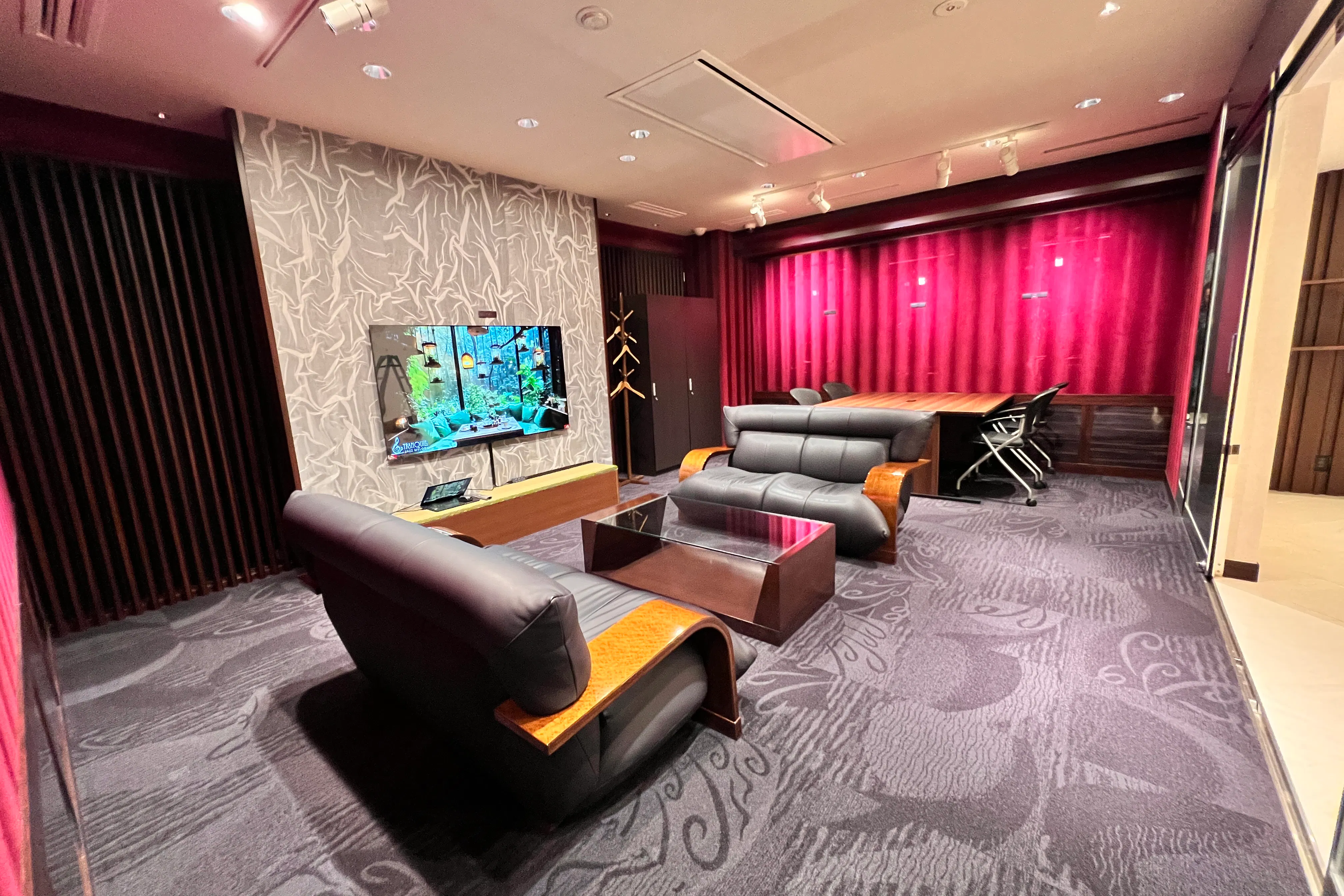 【三田駅8分】展示会・ポップアップストア・イベントに適した車両展示可能なガラス張りのスペース