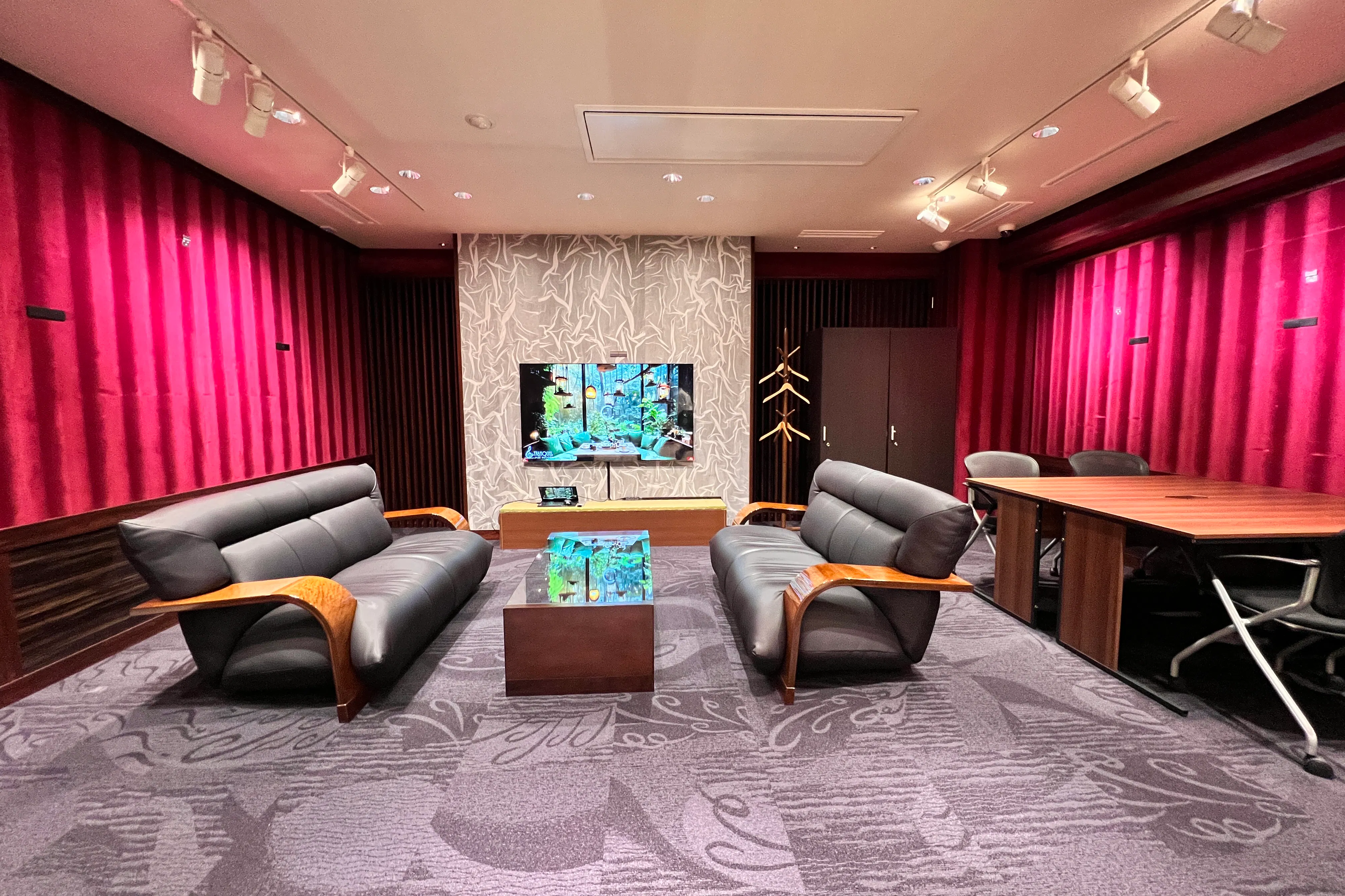 【三田駅8分】展示会・ポップアップストア・イベントに適した車両展示可能なガラス張りのスペース