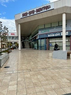 【松竹大船ショッピングセンターC区画】キッチンカー出店やプロモーションに最適！B棟1階ブックオフ正面入口ファニチャー前の屋外イベントスペース